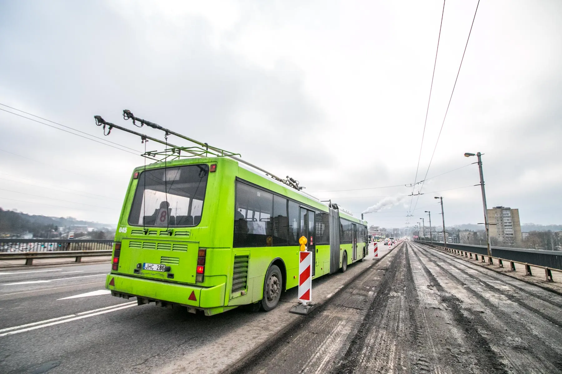 Troleibusų eismas renovuojamu Varnių tiltu