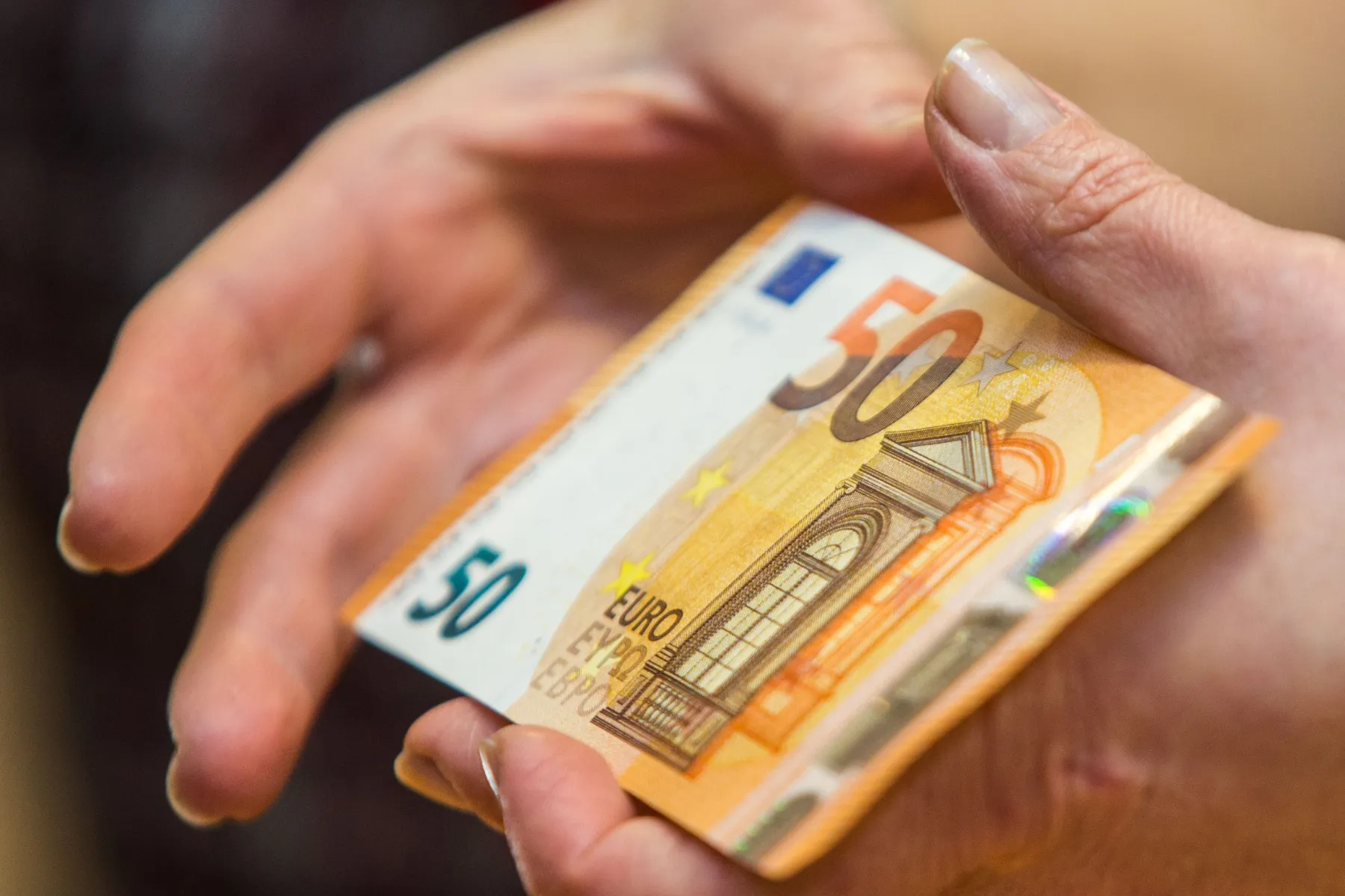 Pinigai, eurai, atlyginimas