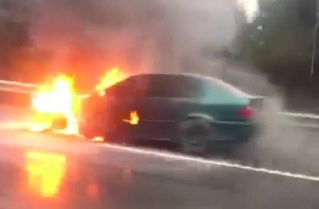 Ugnis pasiglemžė BMW