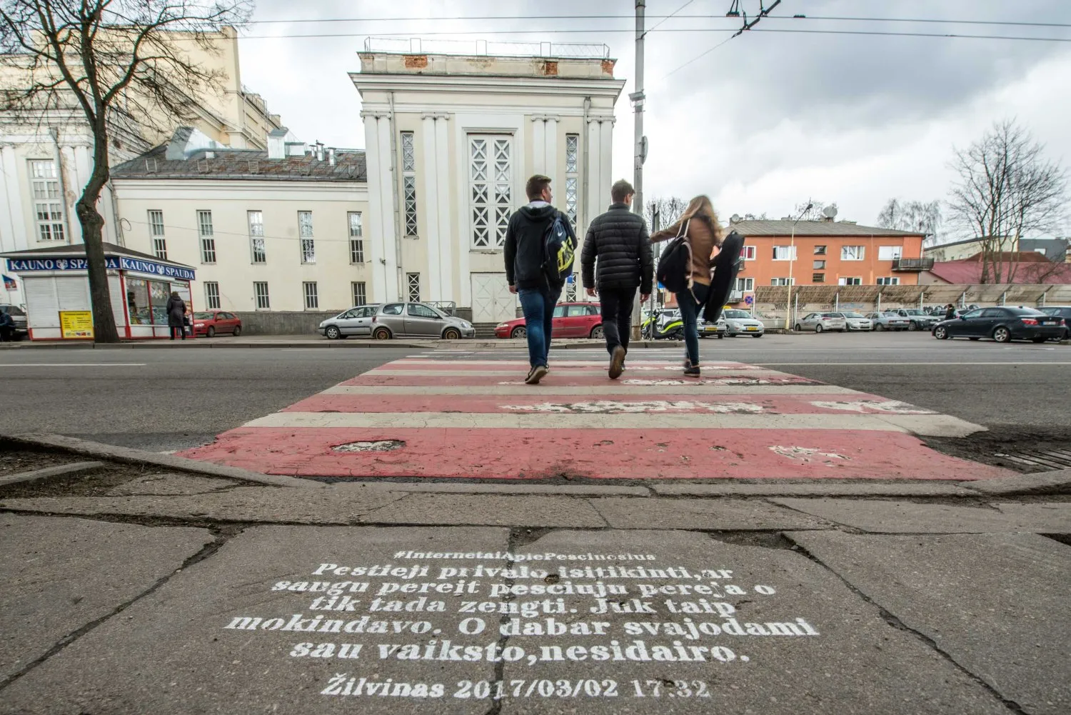 Naujovė Kauno pėsčiųjų perėjose