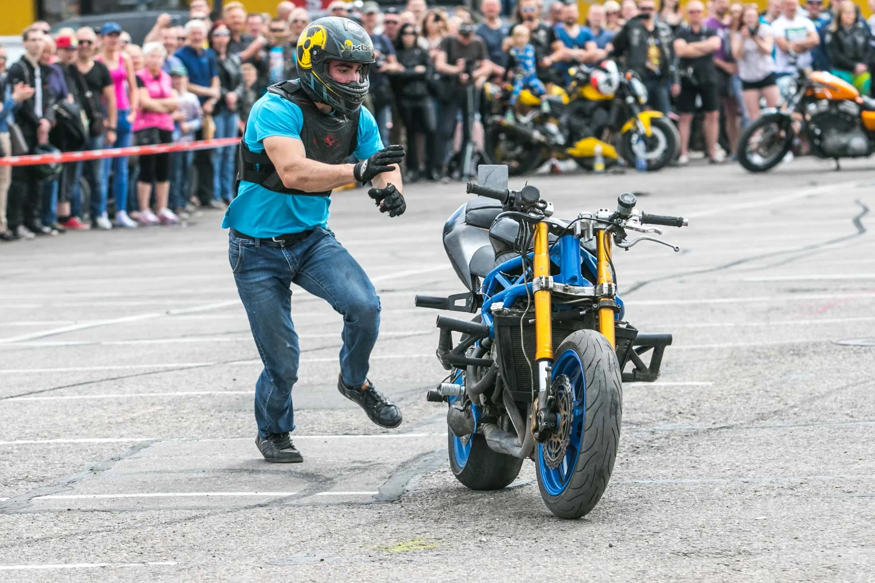 Motociklas riedėjo į žmonių minią