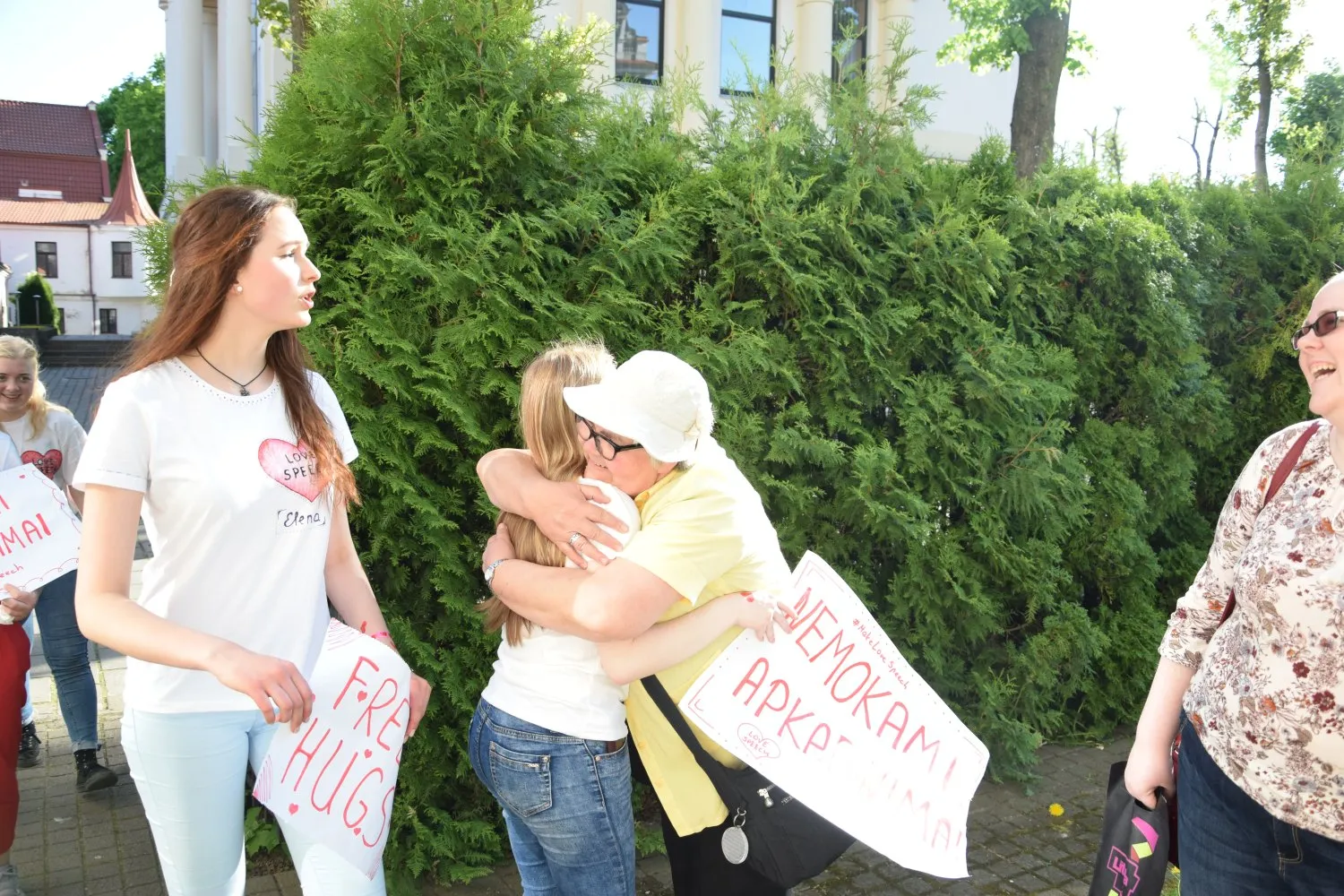 Nemokami apkabinimai Kaune