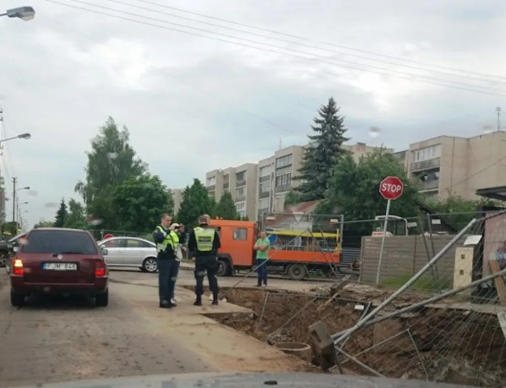 Į šiluminę trasą įkrito automobilis