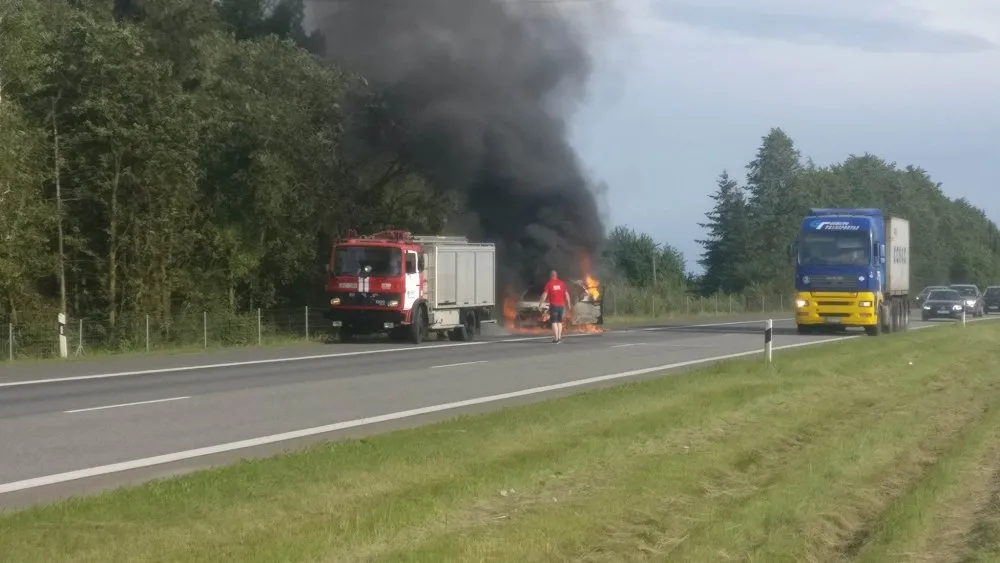 Dega automobilis autostradoje 02