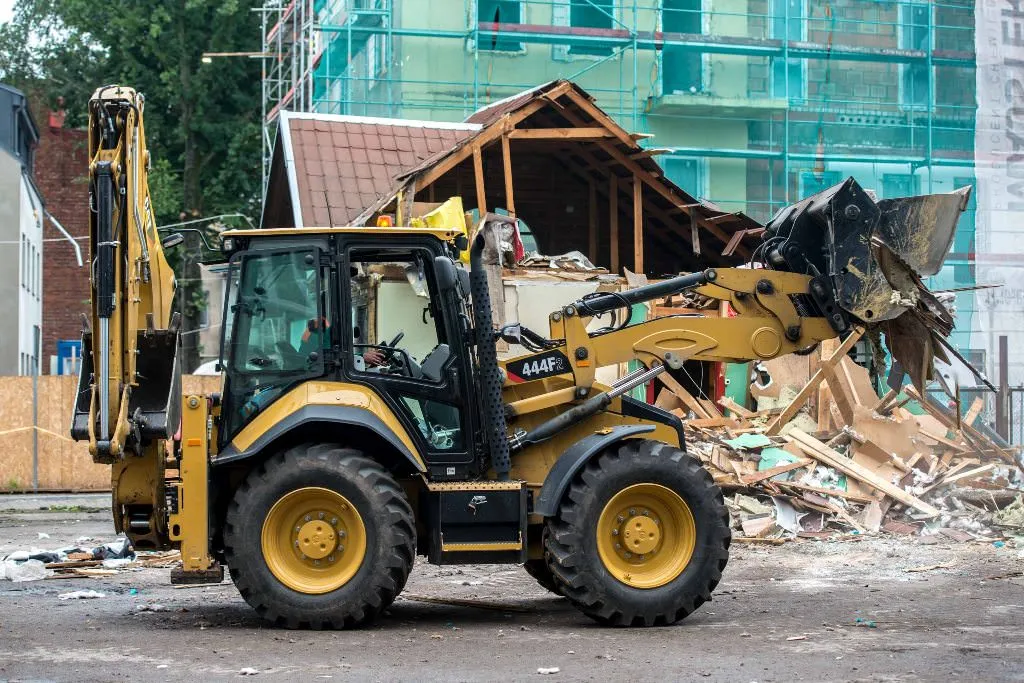 Senamiestyje griaunami nelegalūs statiniai