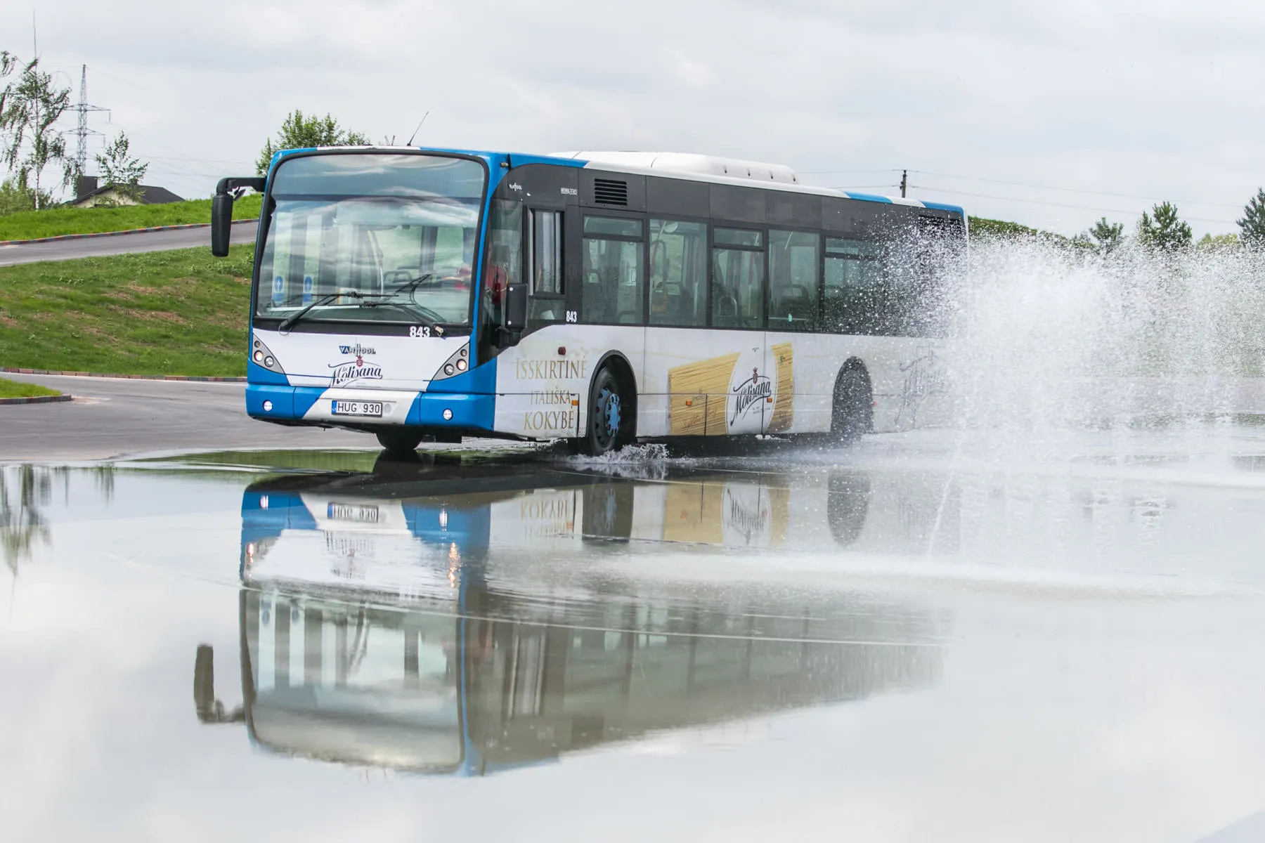 Autobusai važiuoja slidžios dangos trasa