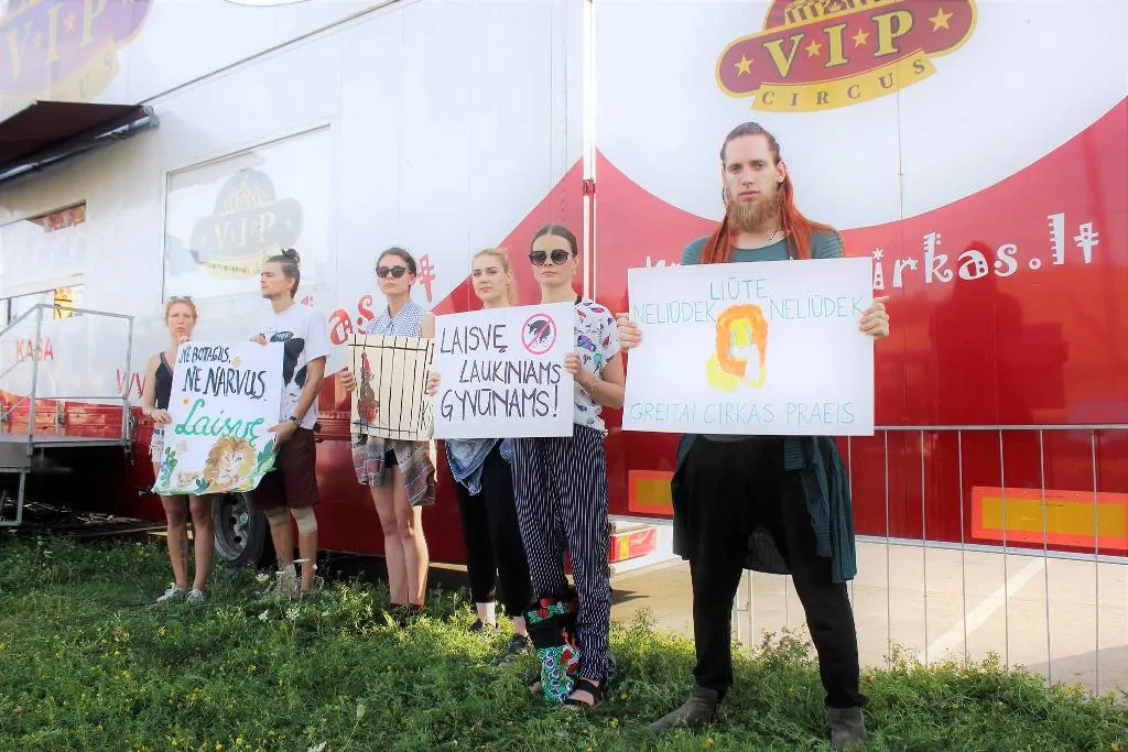 Iniciatyva „Cirkas be gyvūnų" piketavo prie cirko „VIP circus"