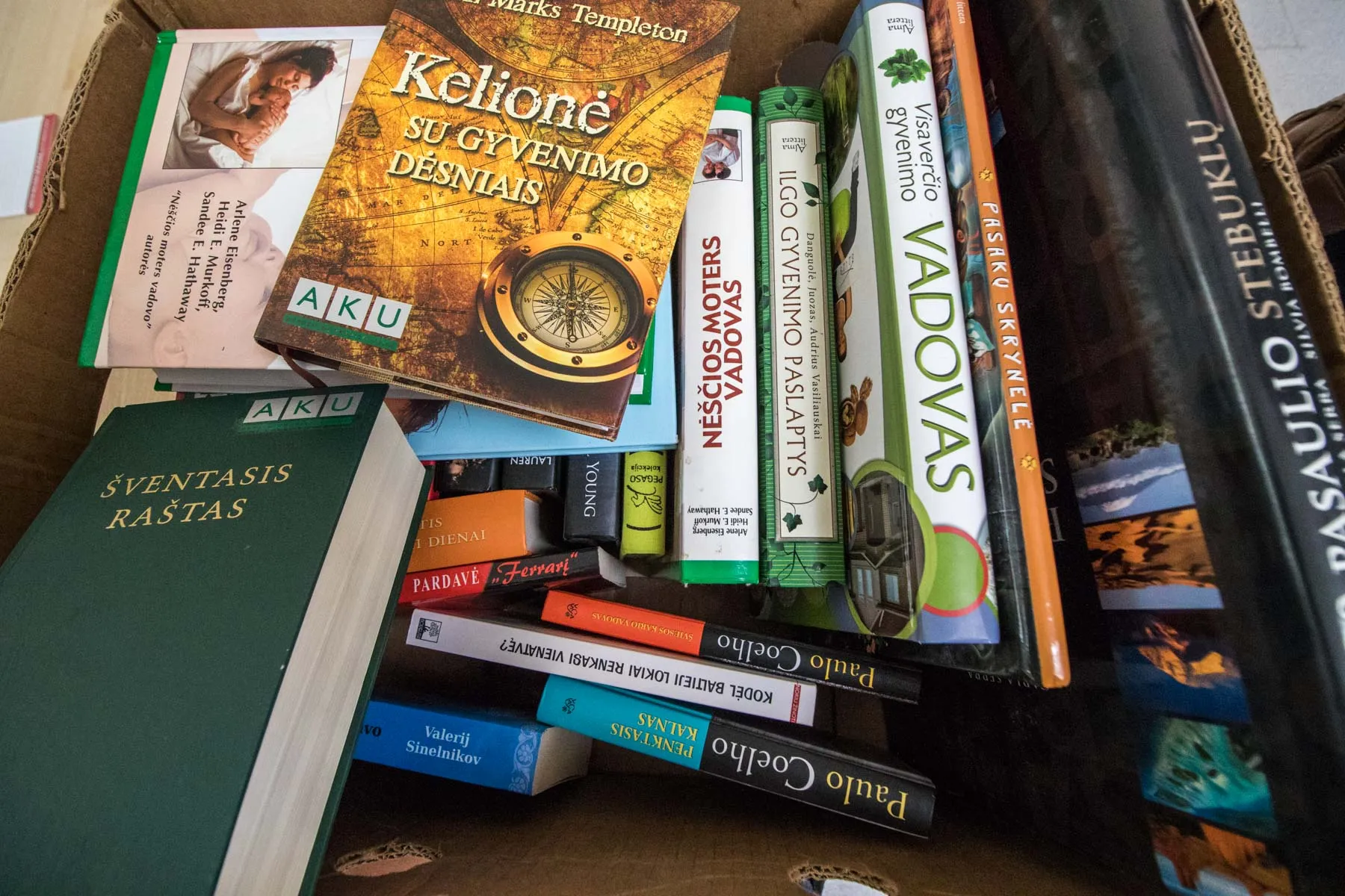 AKU dovanoja knygas