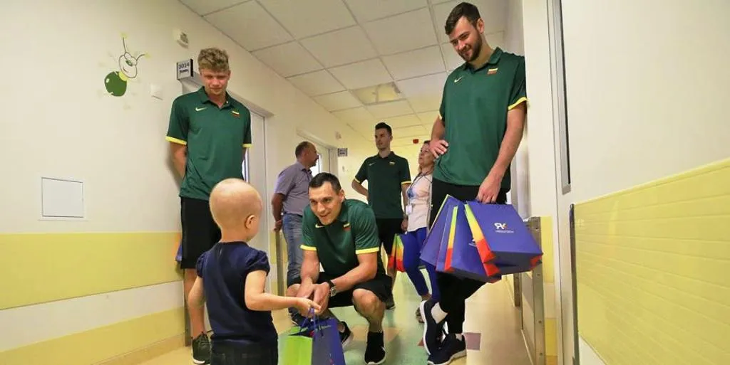 Rinktinės krepšininkai lankėsi Kauno klinikose