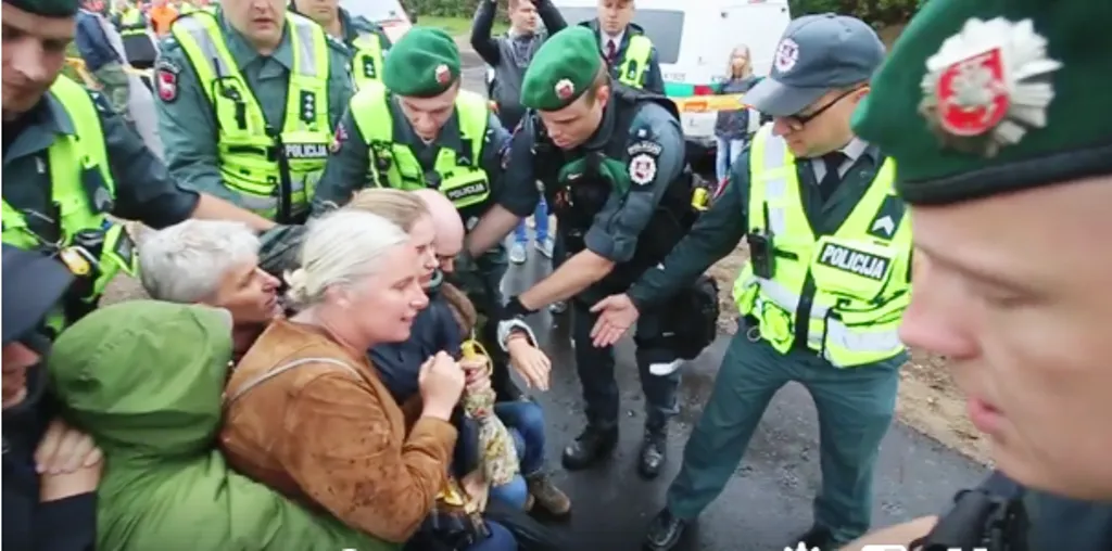 Sulaikomi protestuotojai