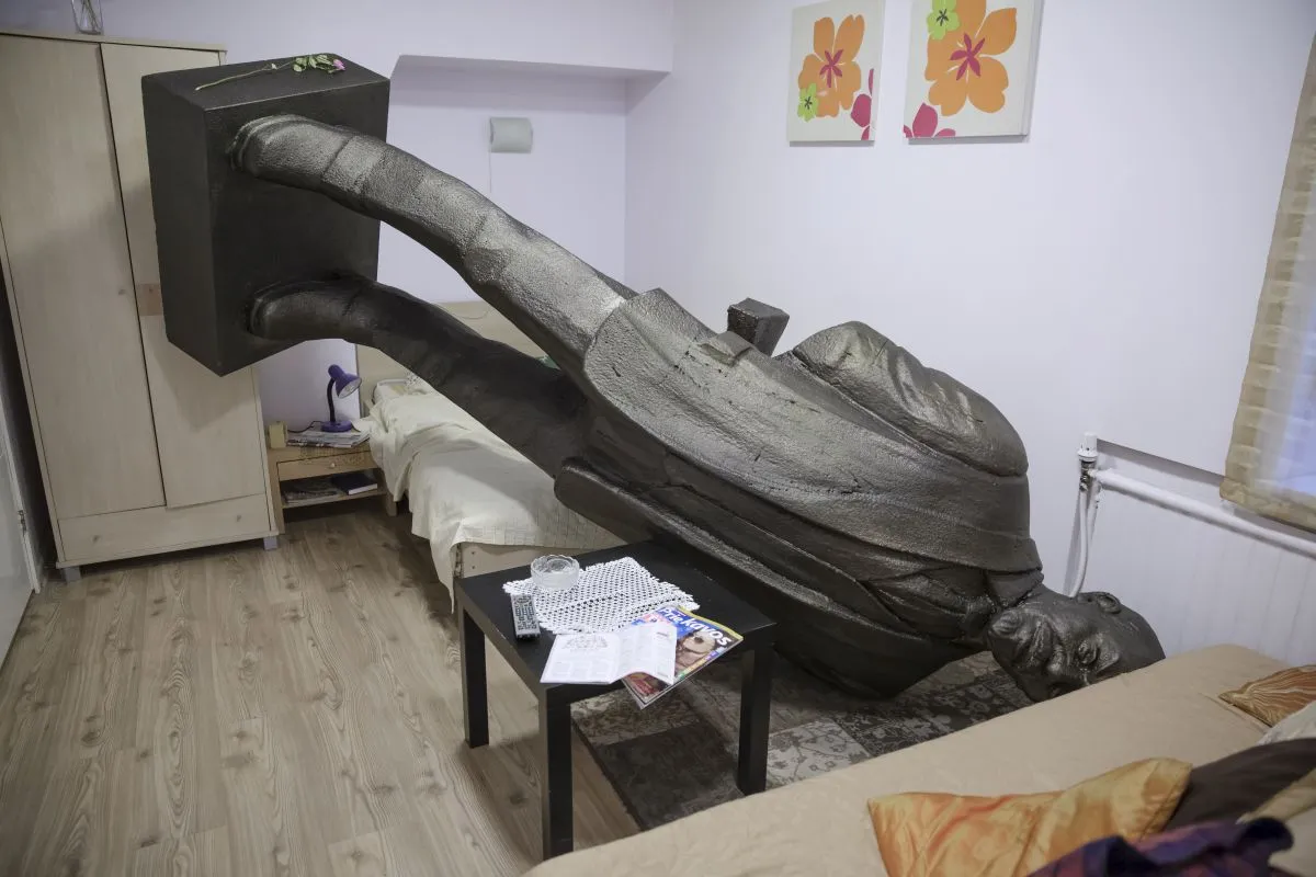 Netradiciniai paminklai