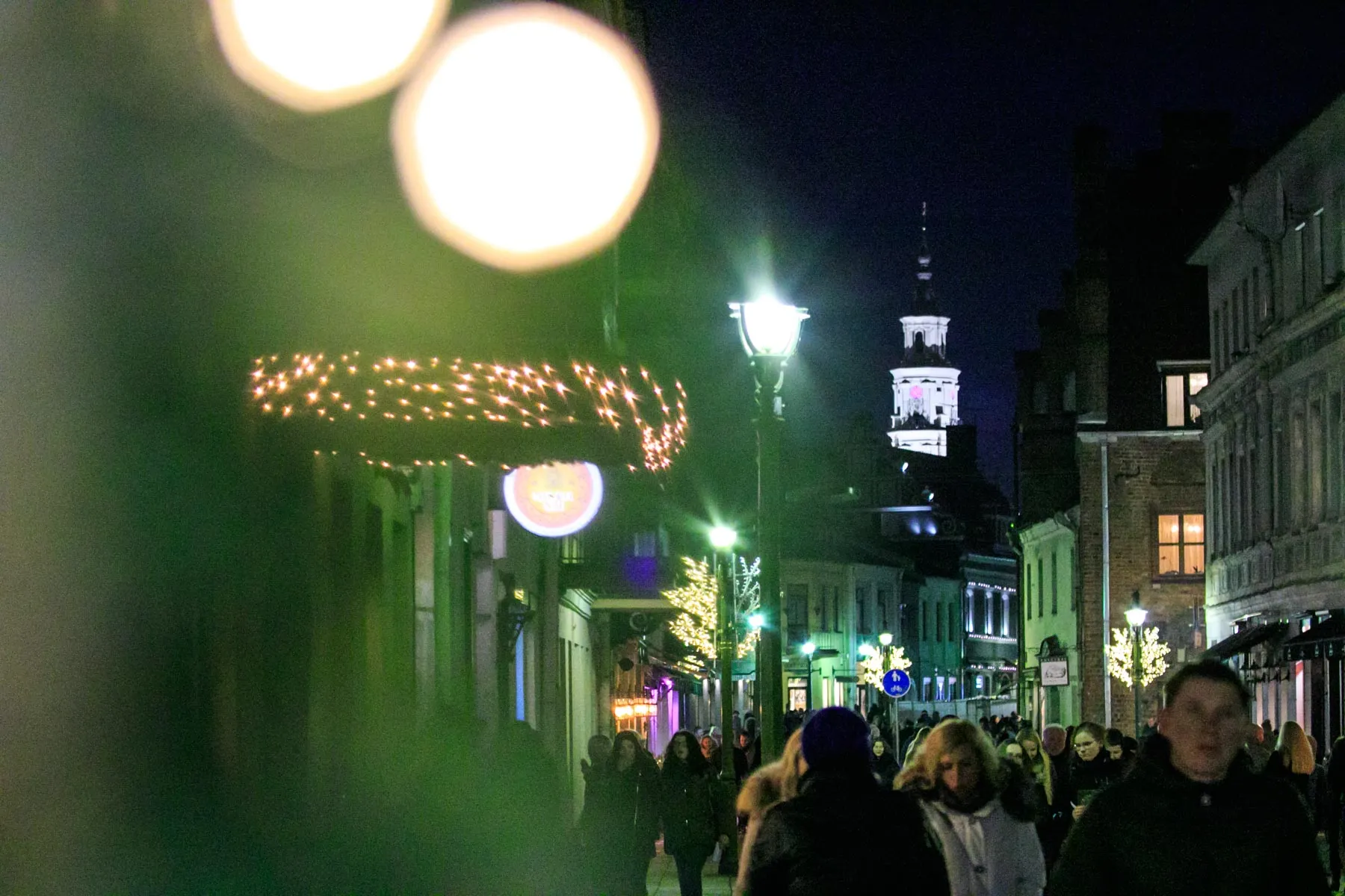 Žmonės renkasi į įžiebimą