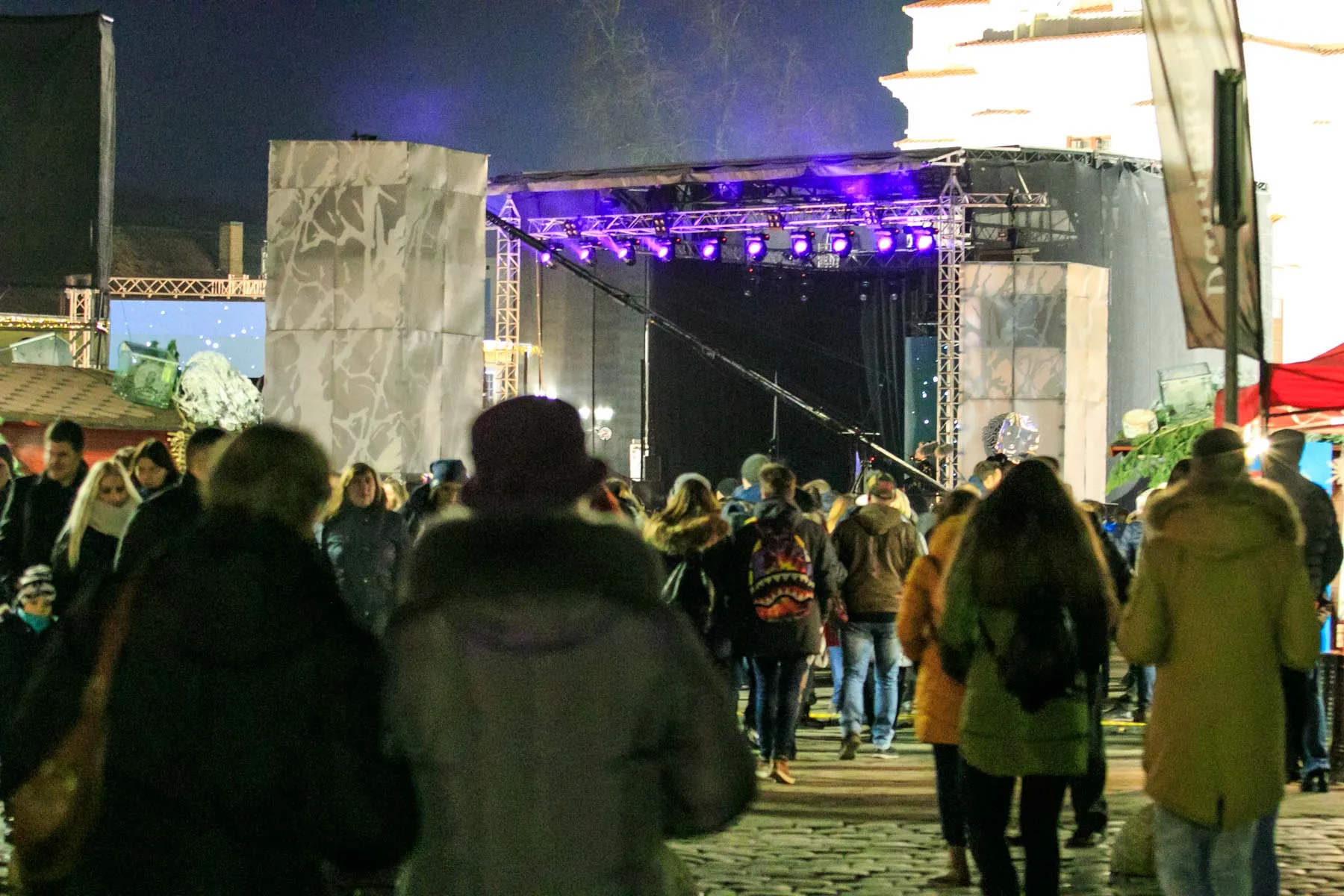 Žmonės renkasi į įžiebimą