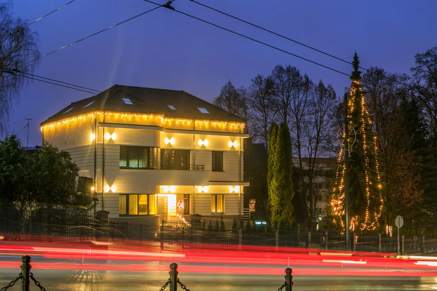 Kalėdiškai papuoštas Songailų namas