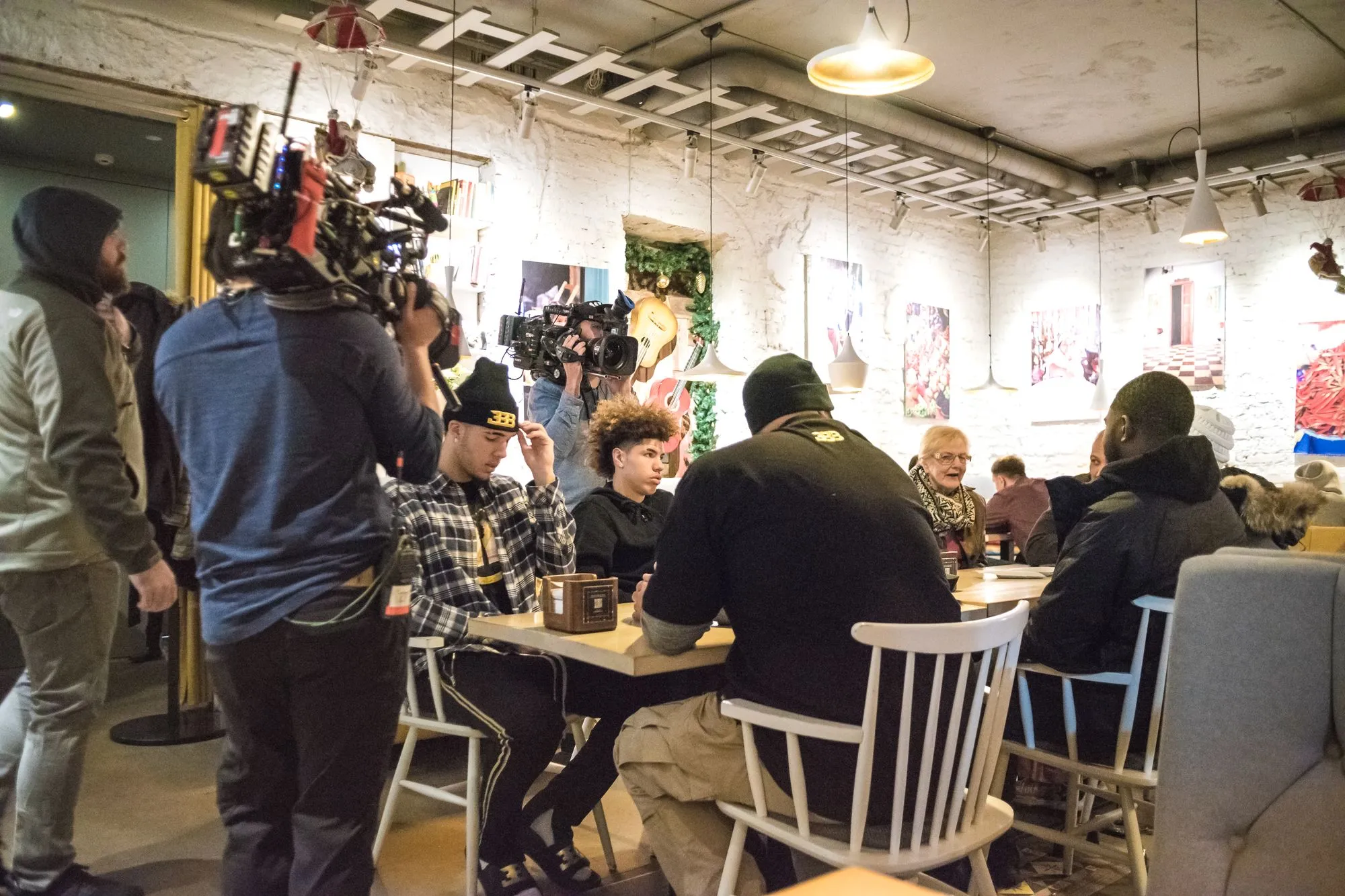 Broliai Ballai su tėvu atvyko vakarieniauti į Kauną