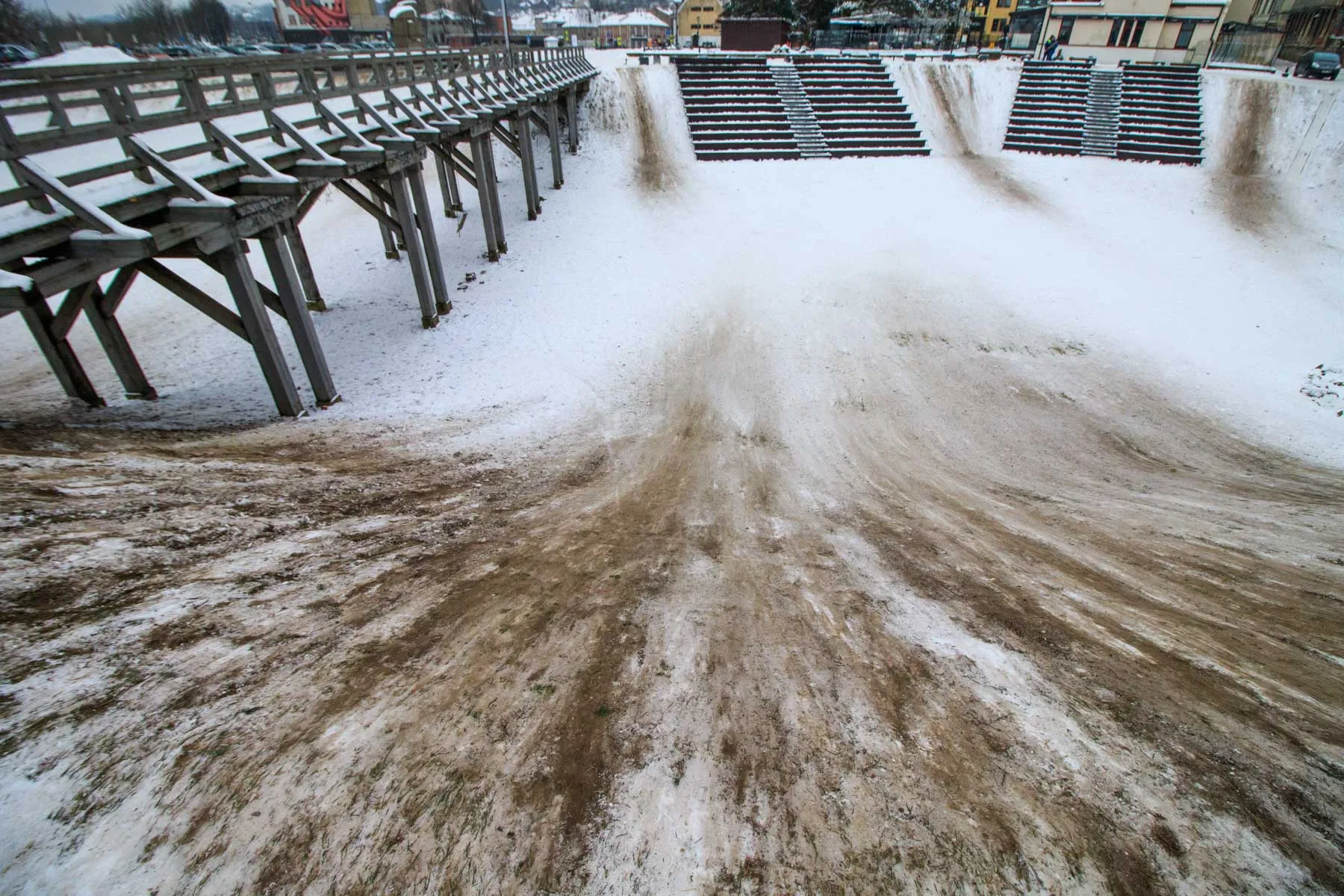 Nuvažinėtas kalnas prie pilies
