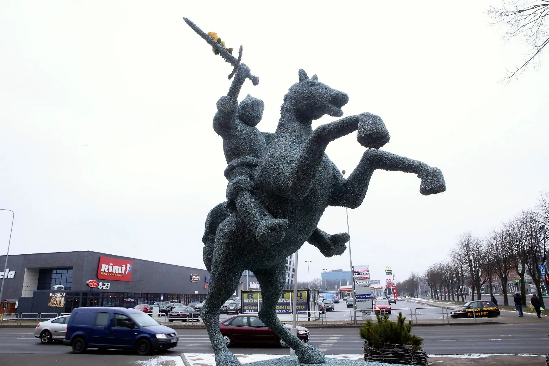 Atidengtas Vytis, dekoruotas litais