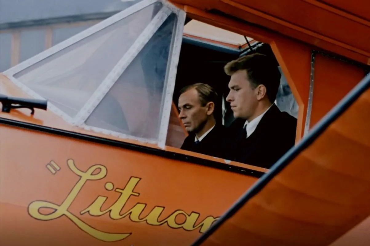 Kadras iš filmo „Skrydis per Atlantą“