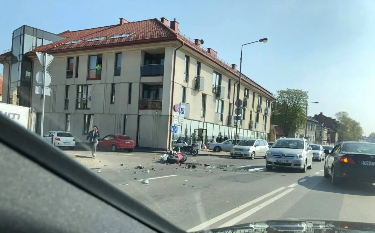 Karaliaus Mindaugo prospekte sužalotas motociklininkas