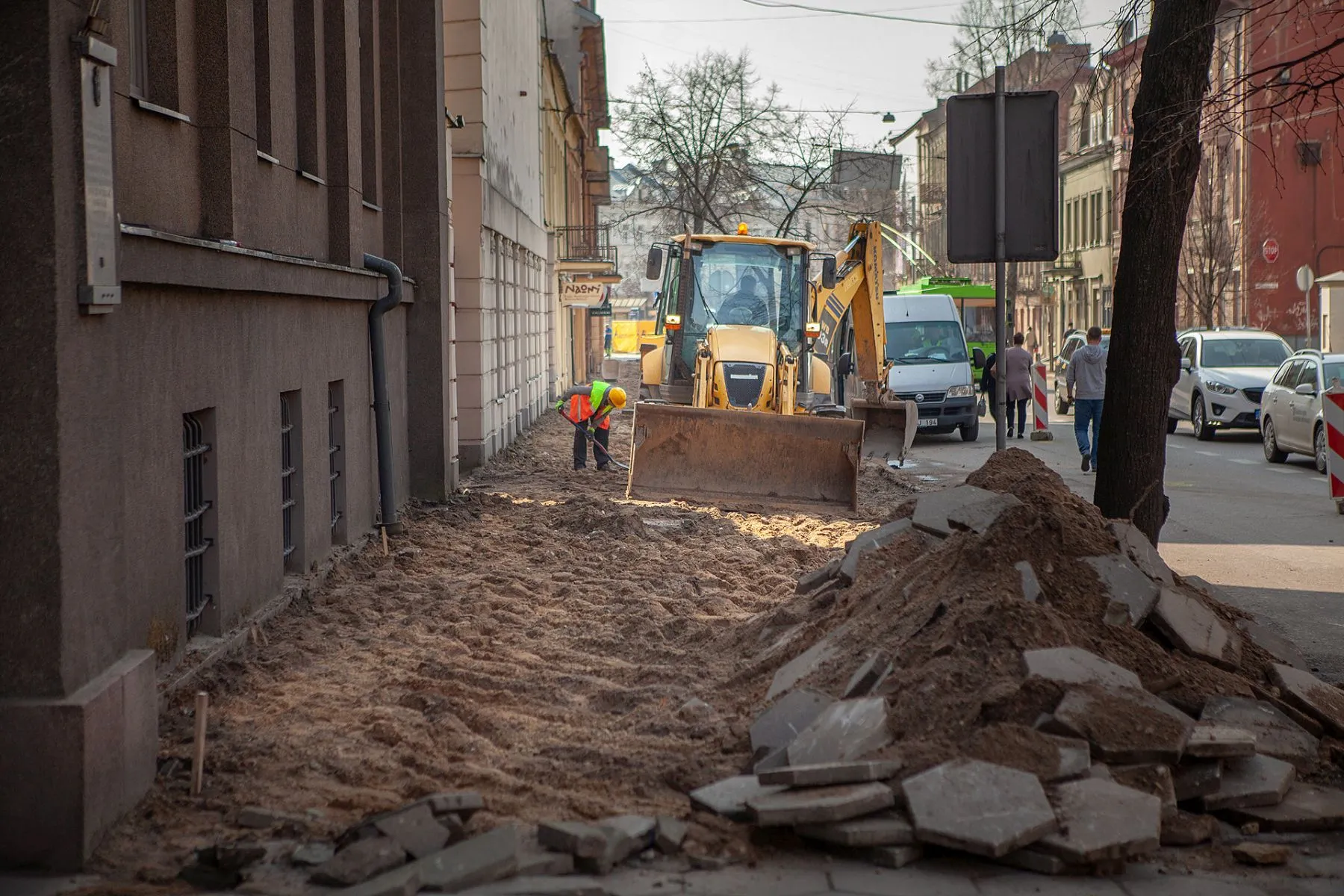 Atnaujinami šaligatviai K. Donelaičio gatvėje