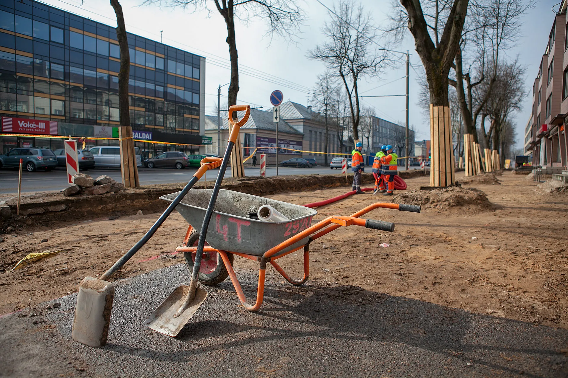 Tvarkomi Savanorių prospekto šaligatviai
