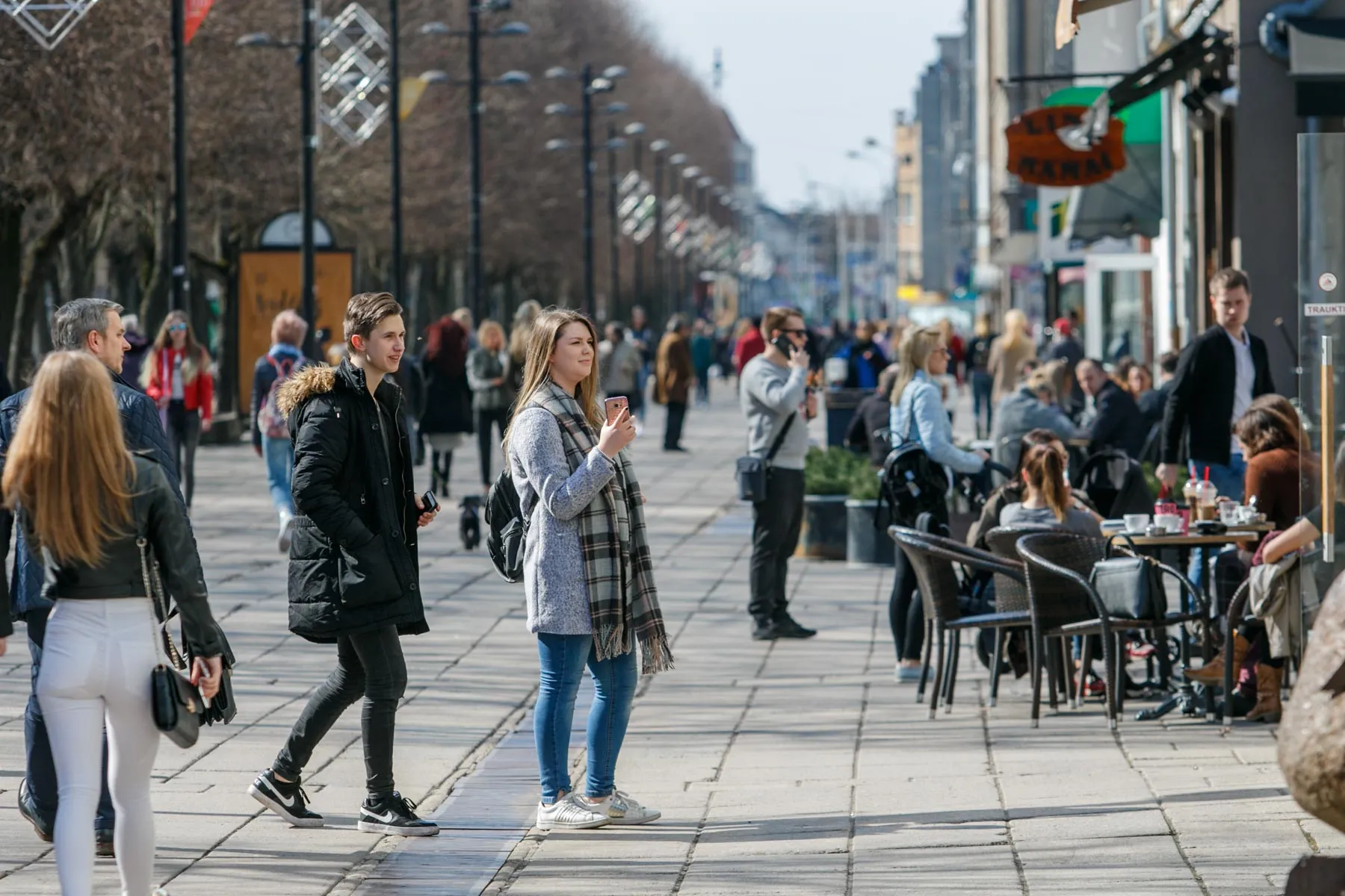 Miestiečiai mėgaujasi pavasario šiluma