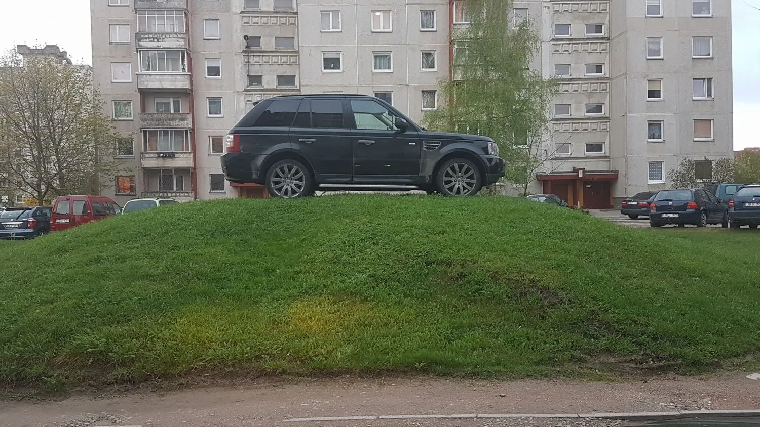 Automobilis ant kalno