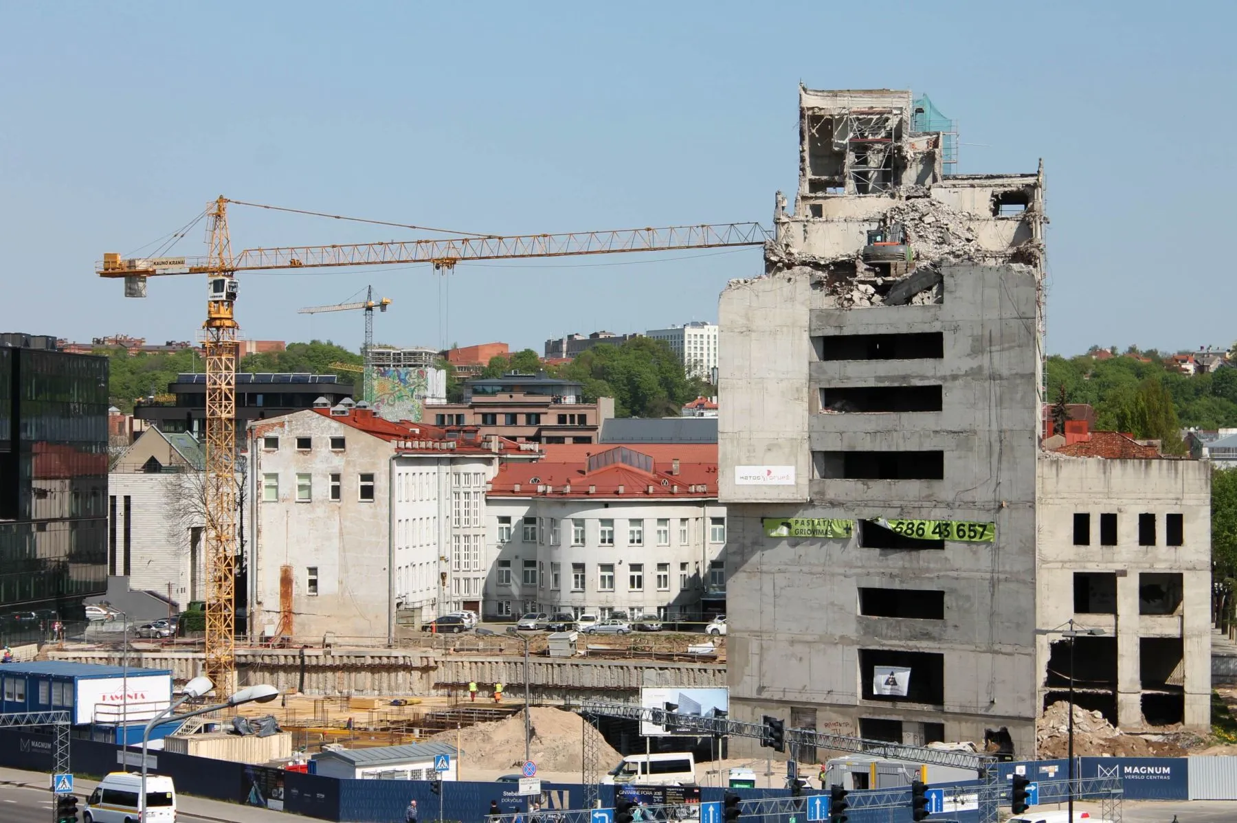 Kyla verslo centras „Magnum“ ir krenta „Respublika“