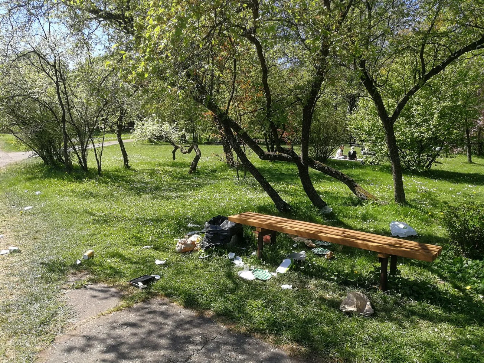 Šiukšlės Botanikos sode