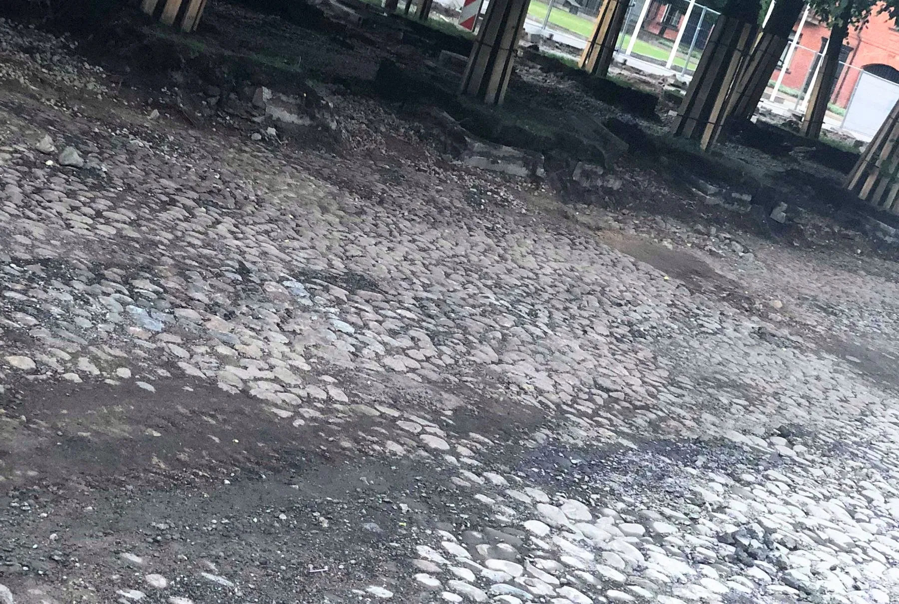 Laisvės alėjoje atkastas grindinys