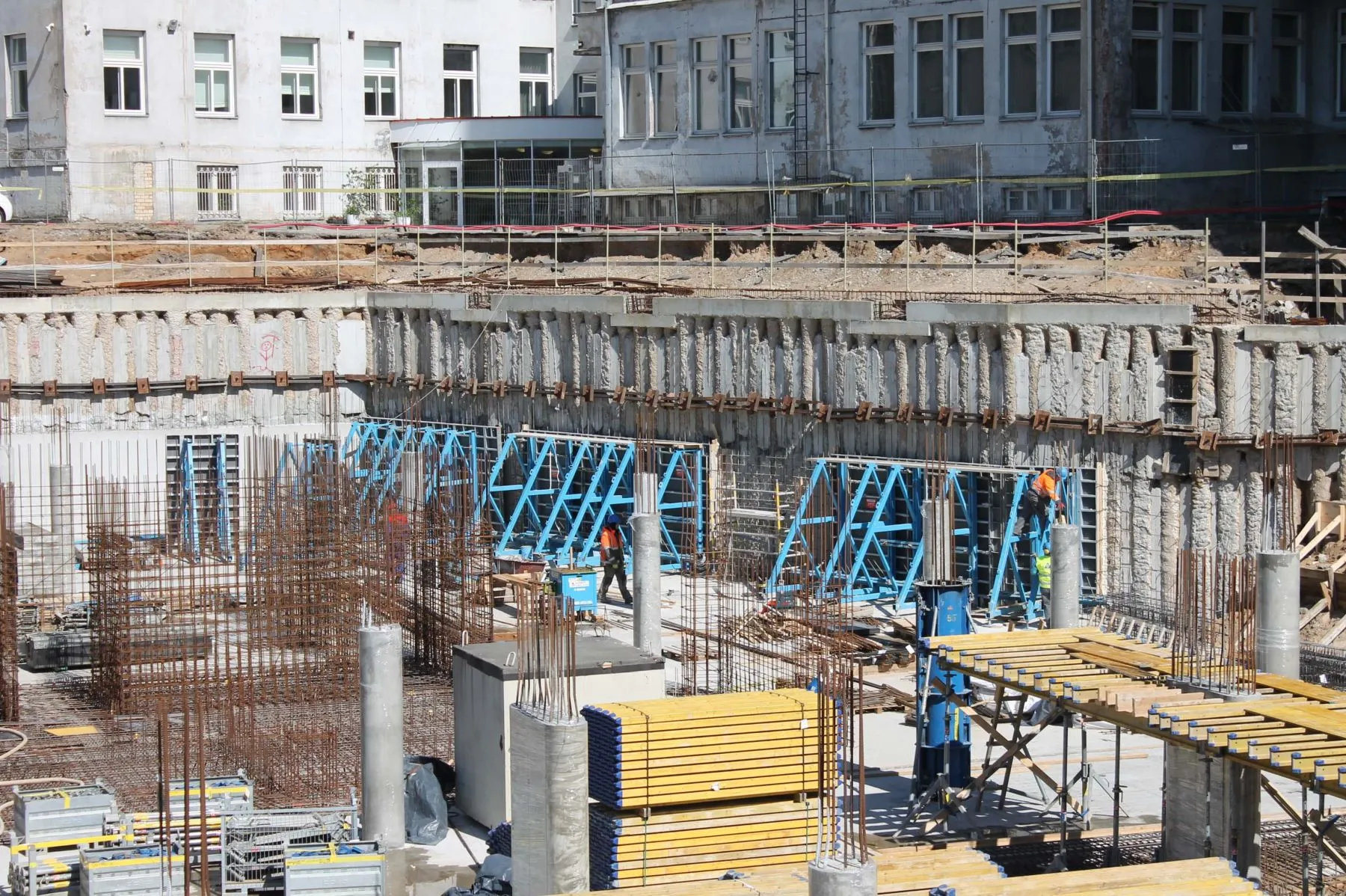 Kyla verslo centras „Magnum“ ir krenta „Respublika“