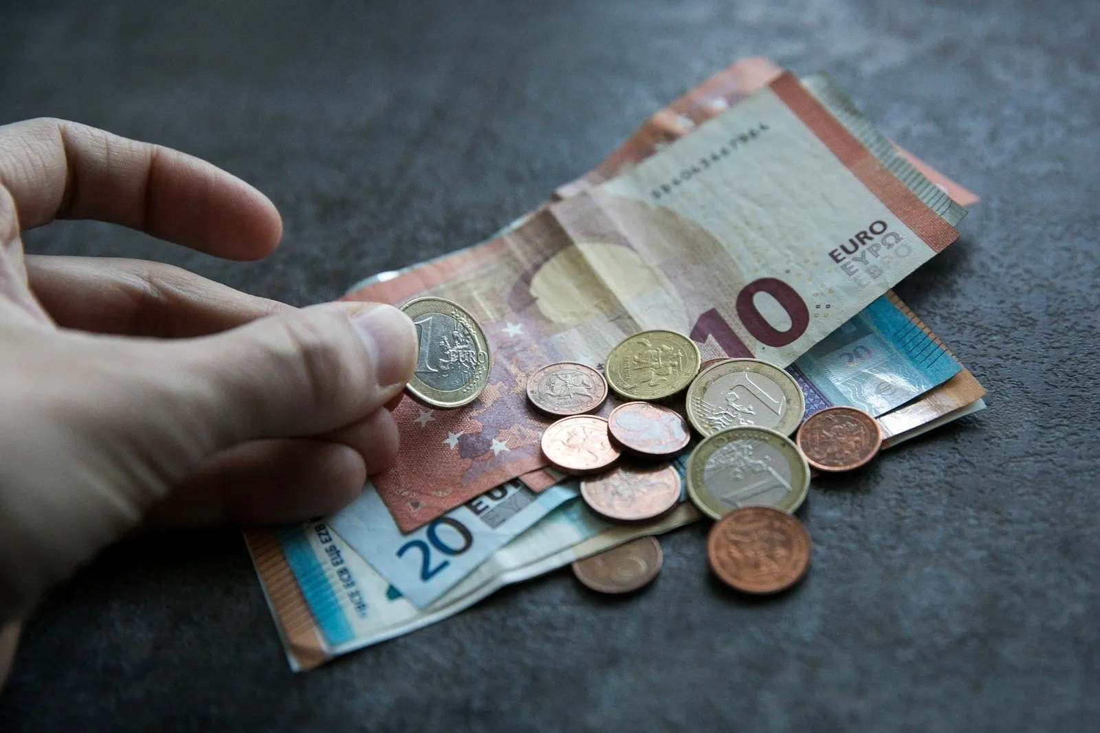 Eurai, pinigai, mokesčiai