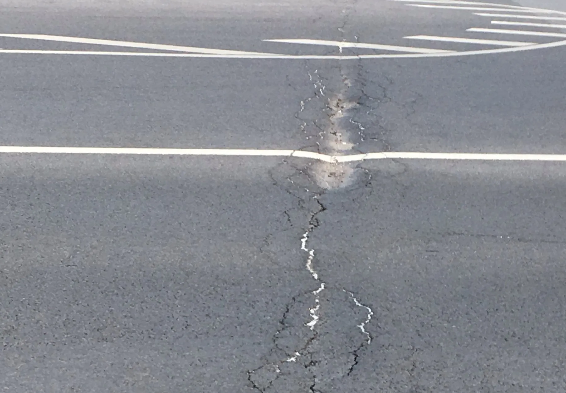 Įtrūkiai Baltų prospekte