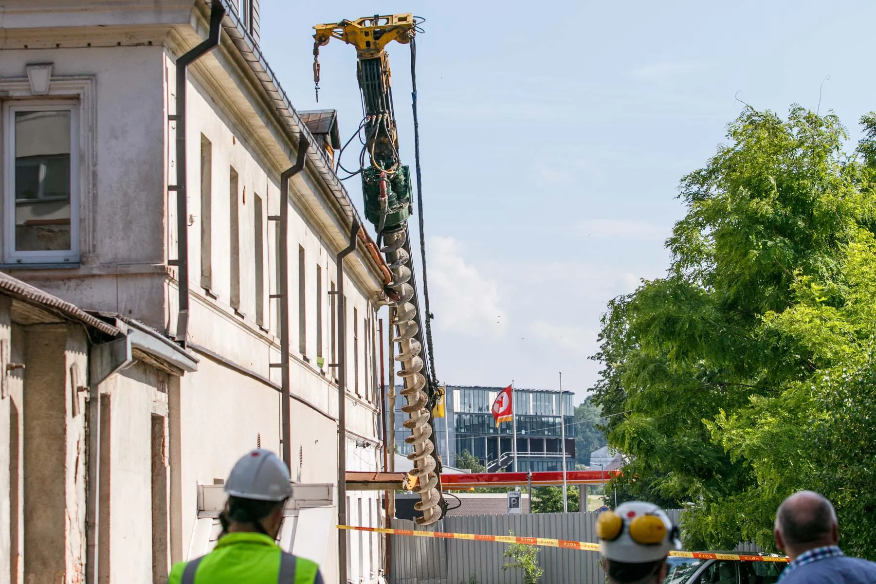 Ant namo užgriuvo statybinis įrenginys