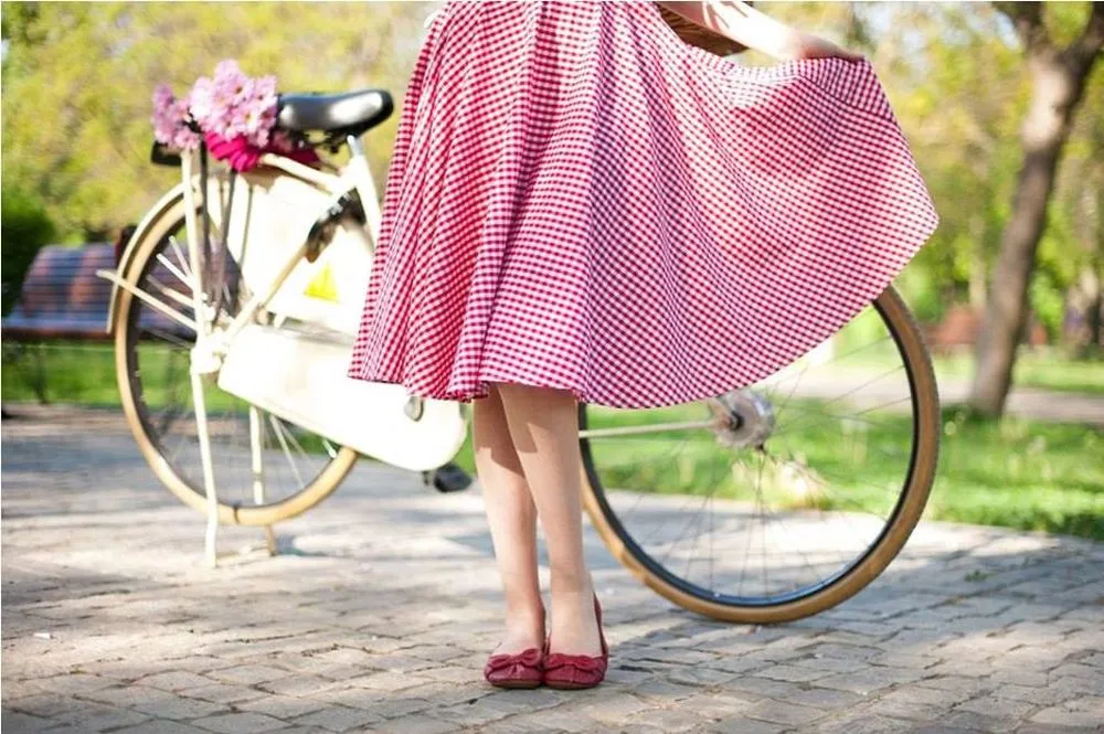 Dviračiai, moterys su sijonais