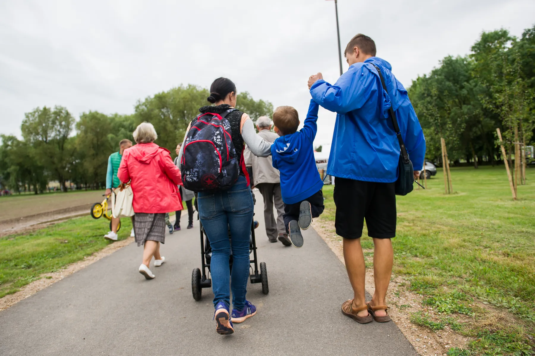 Kalniečių parko atidarymas, šeima, vaikas, tėvai