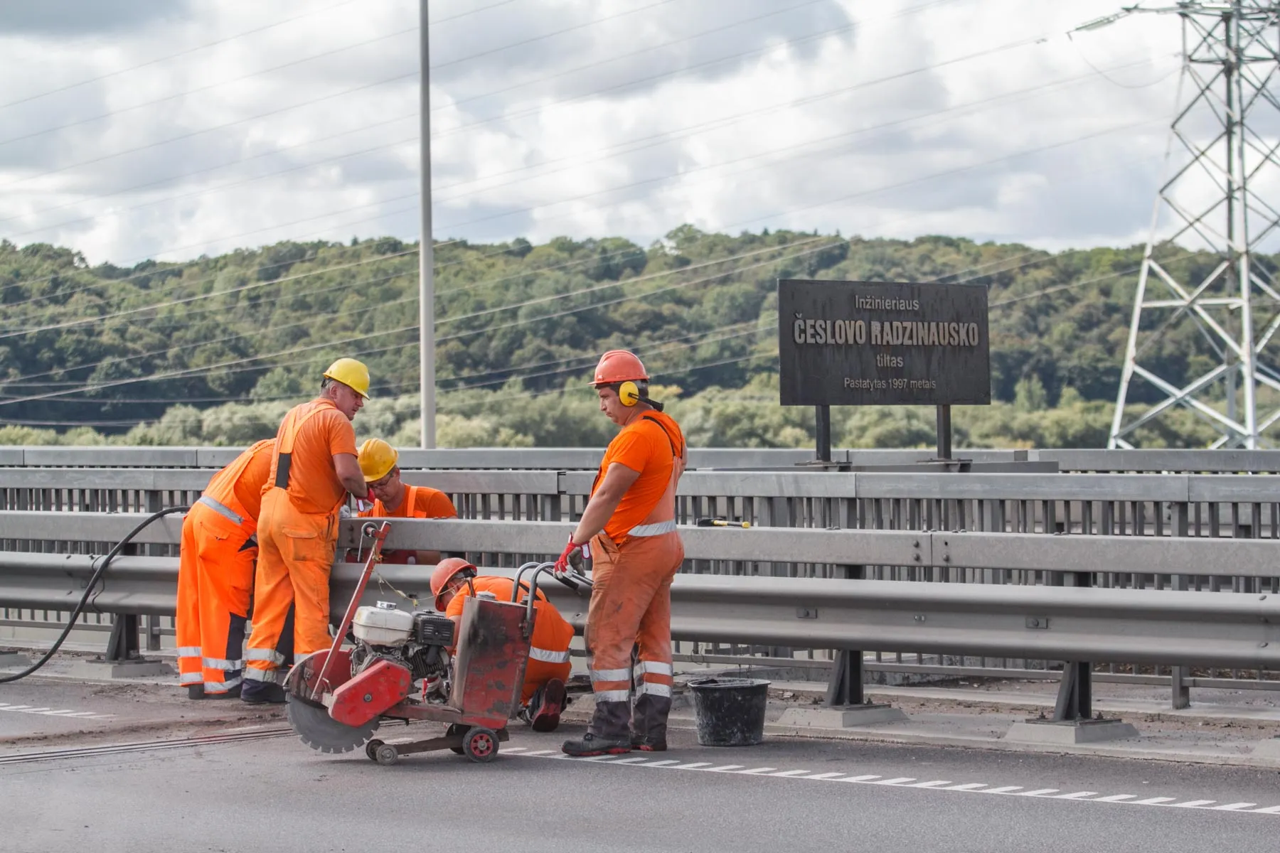 Darbai ant tilto link Lampėdžių vakariniame aplinkkelyje