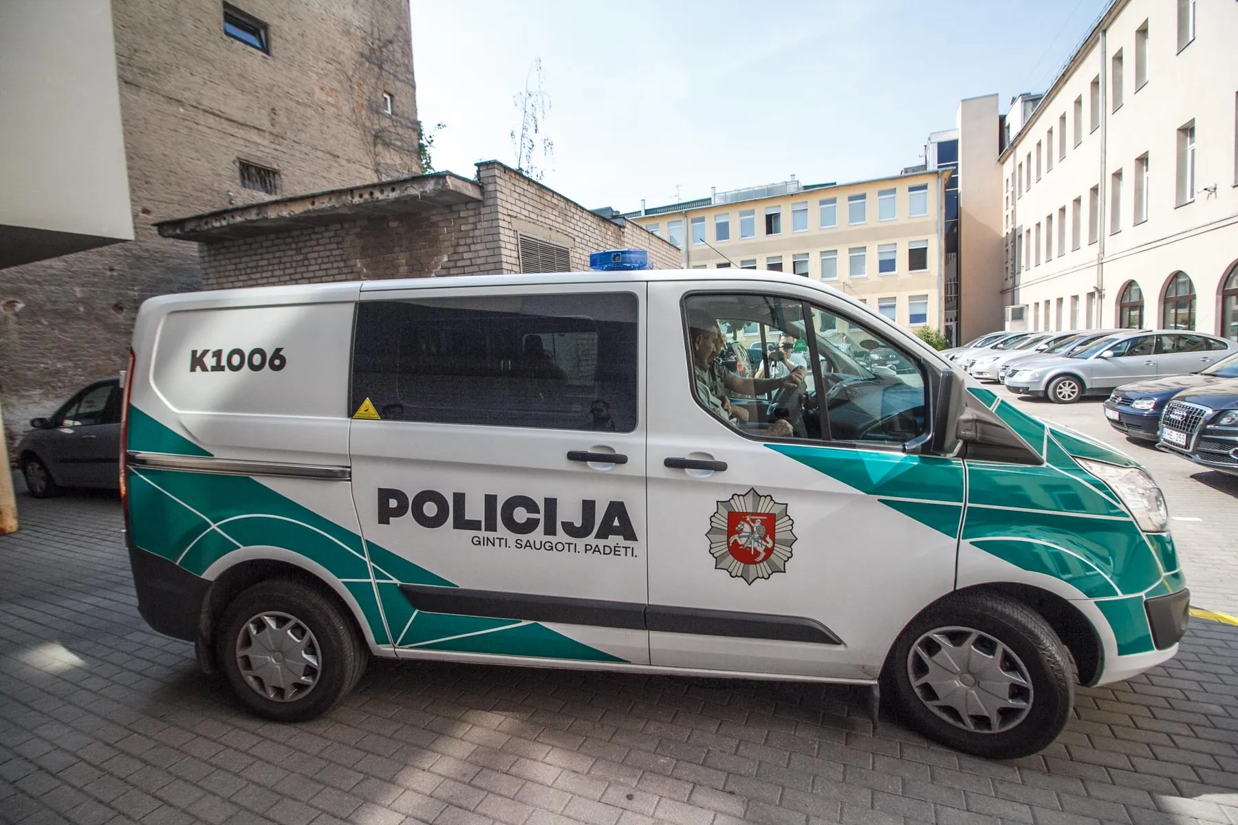 Į teismą atvežtas įtariamasis žudikas