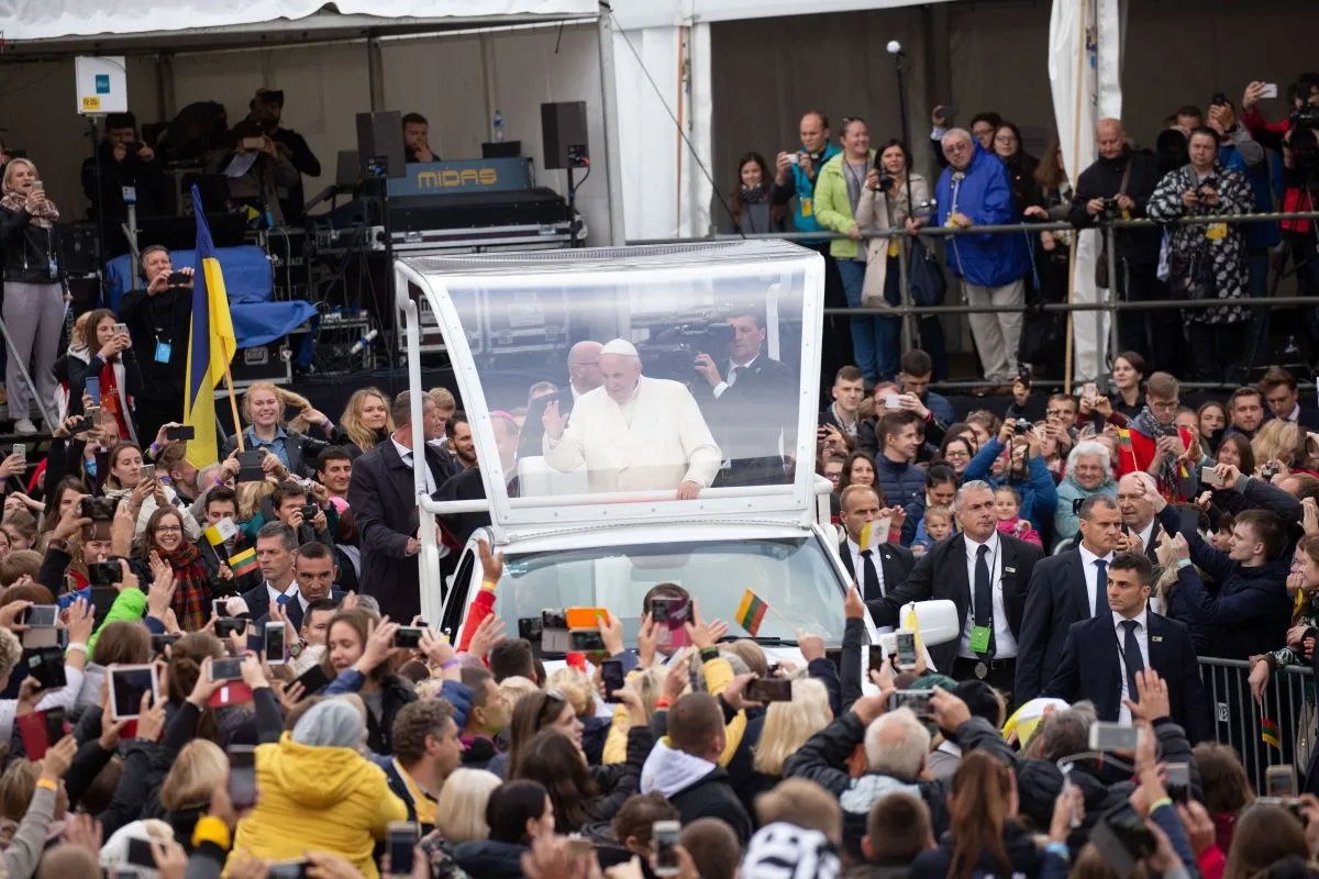 Popiežius važiuoja papmobiliu