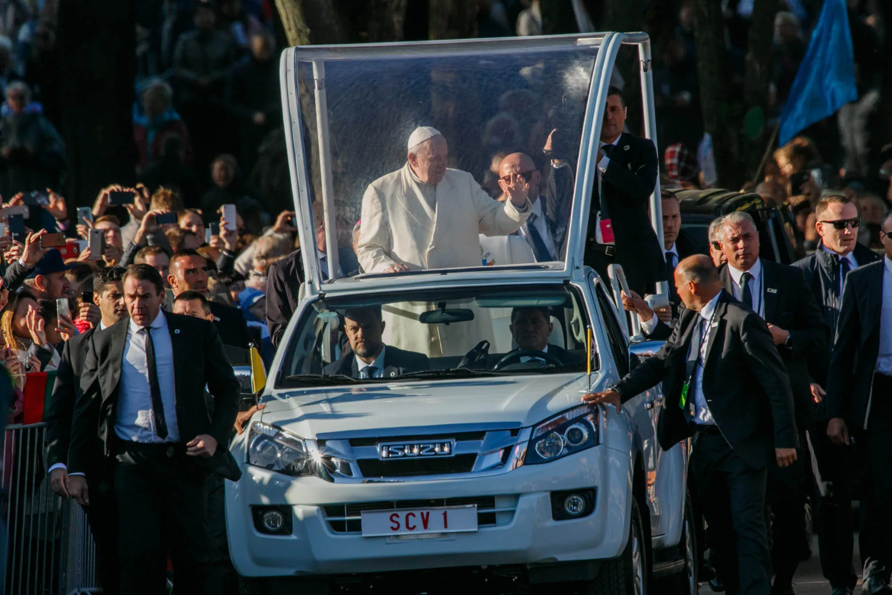 Popiežius sveikina susirinkusius žmones