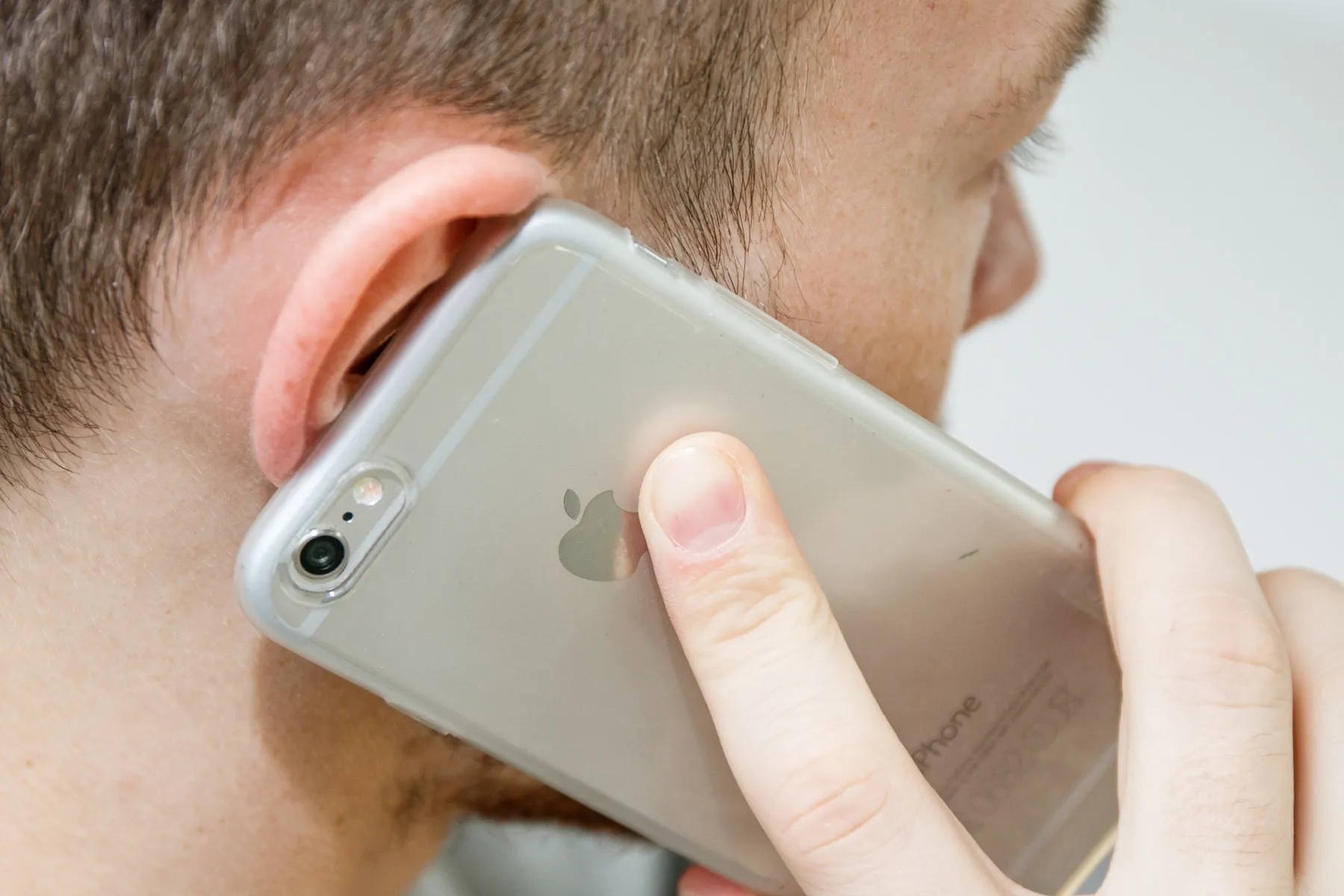 Mobilus telefonas, telefonu kalbantis žmogus