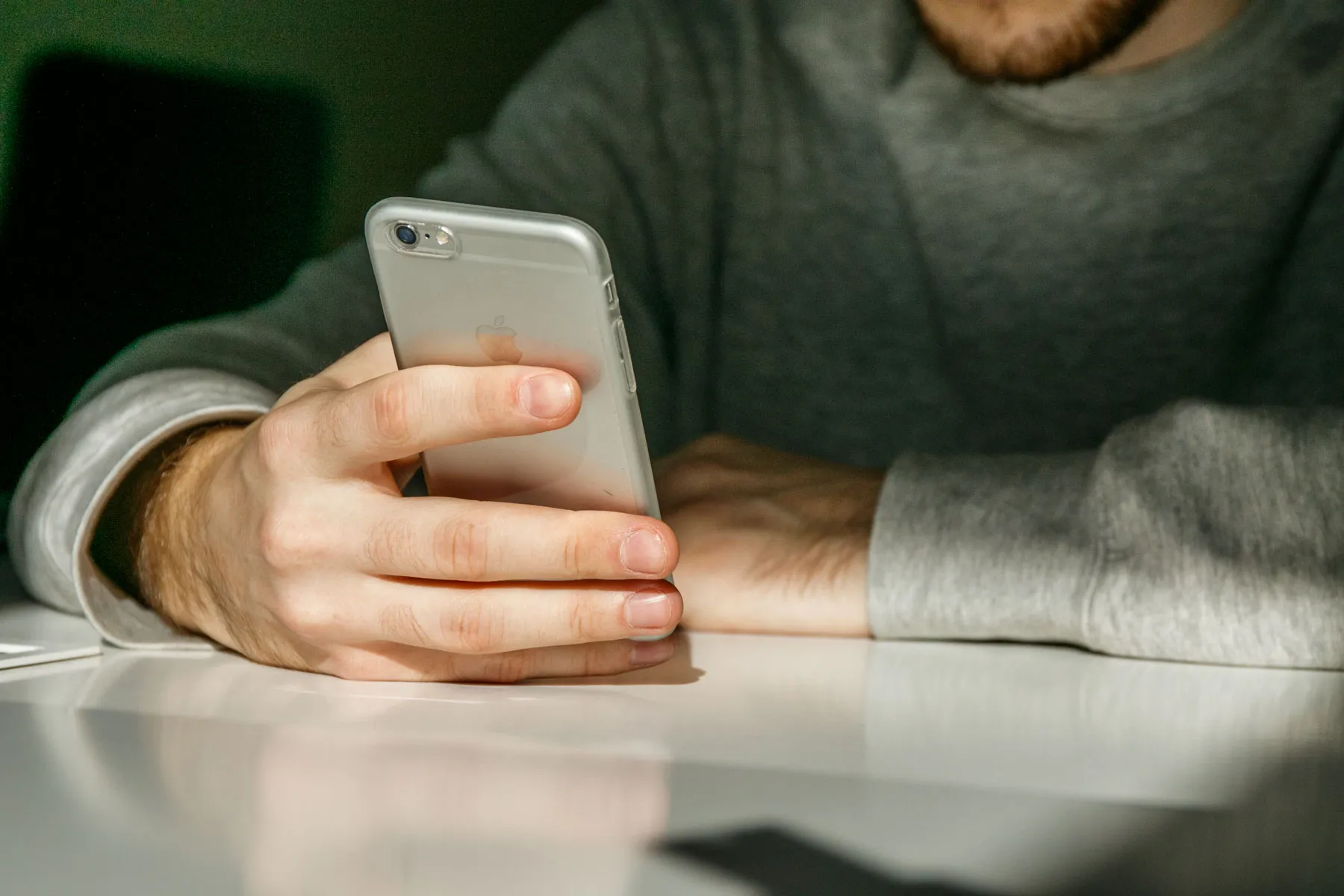 Mobilus telefonas, telefonu kalbantis žmogus