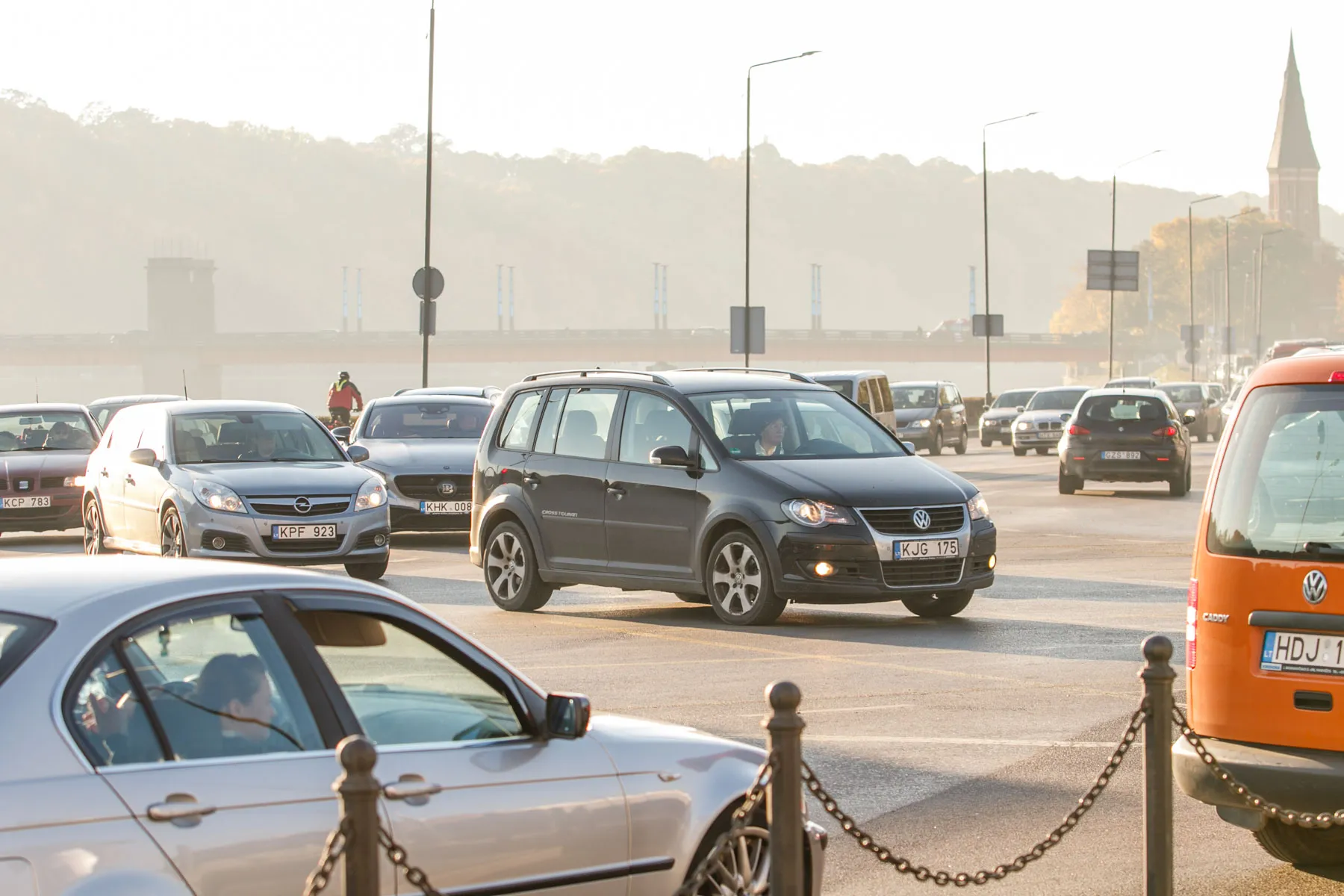 eismas, K. Mindaugo pr. Policijos reidas Karaliaus Mindaugo prospekto ir Birštono gatvės sankryžoje