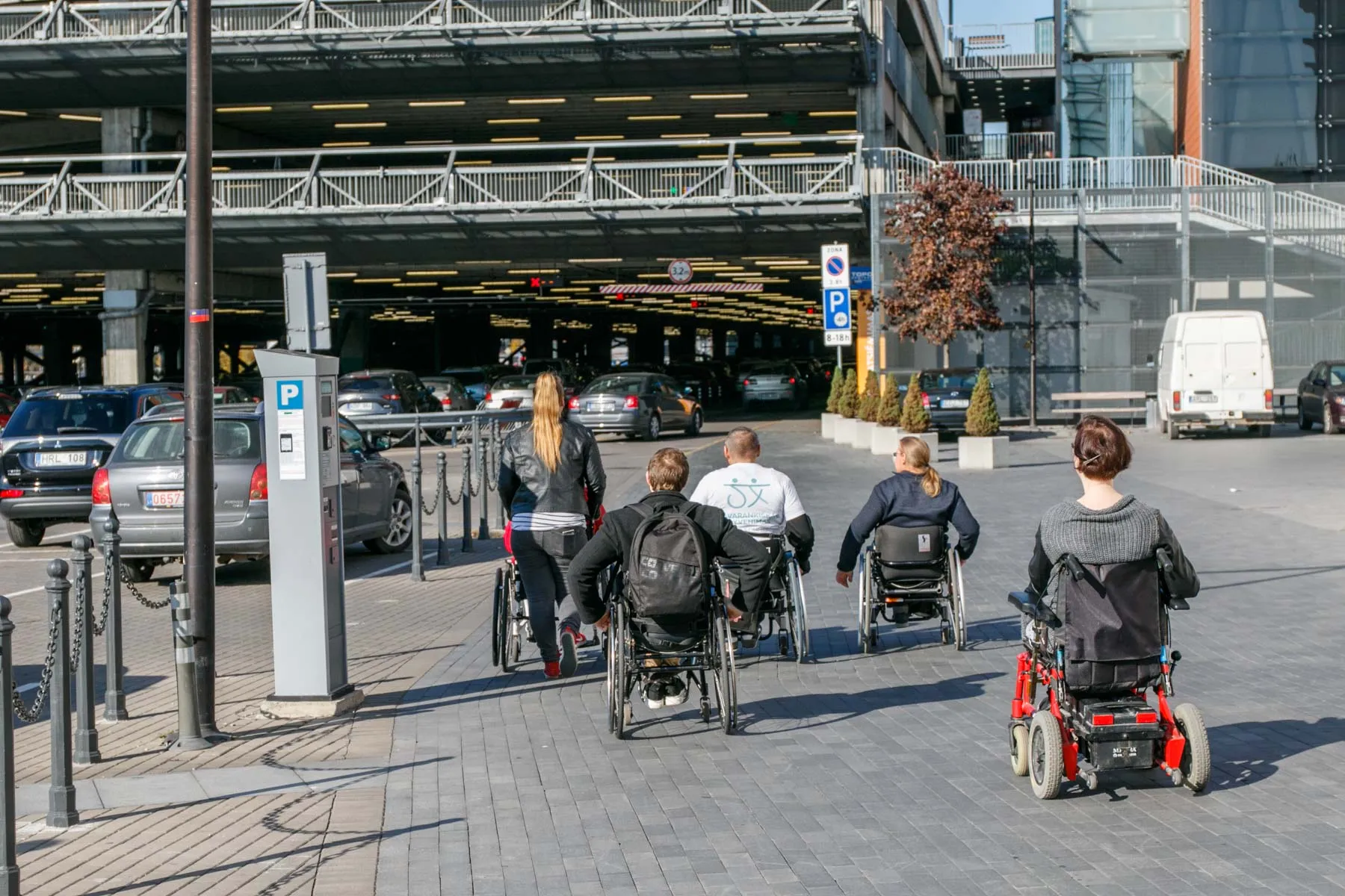 Policija tikrina automobilius neįgaliųjų vietose