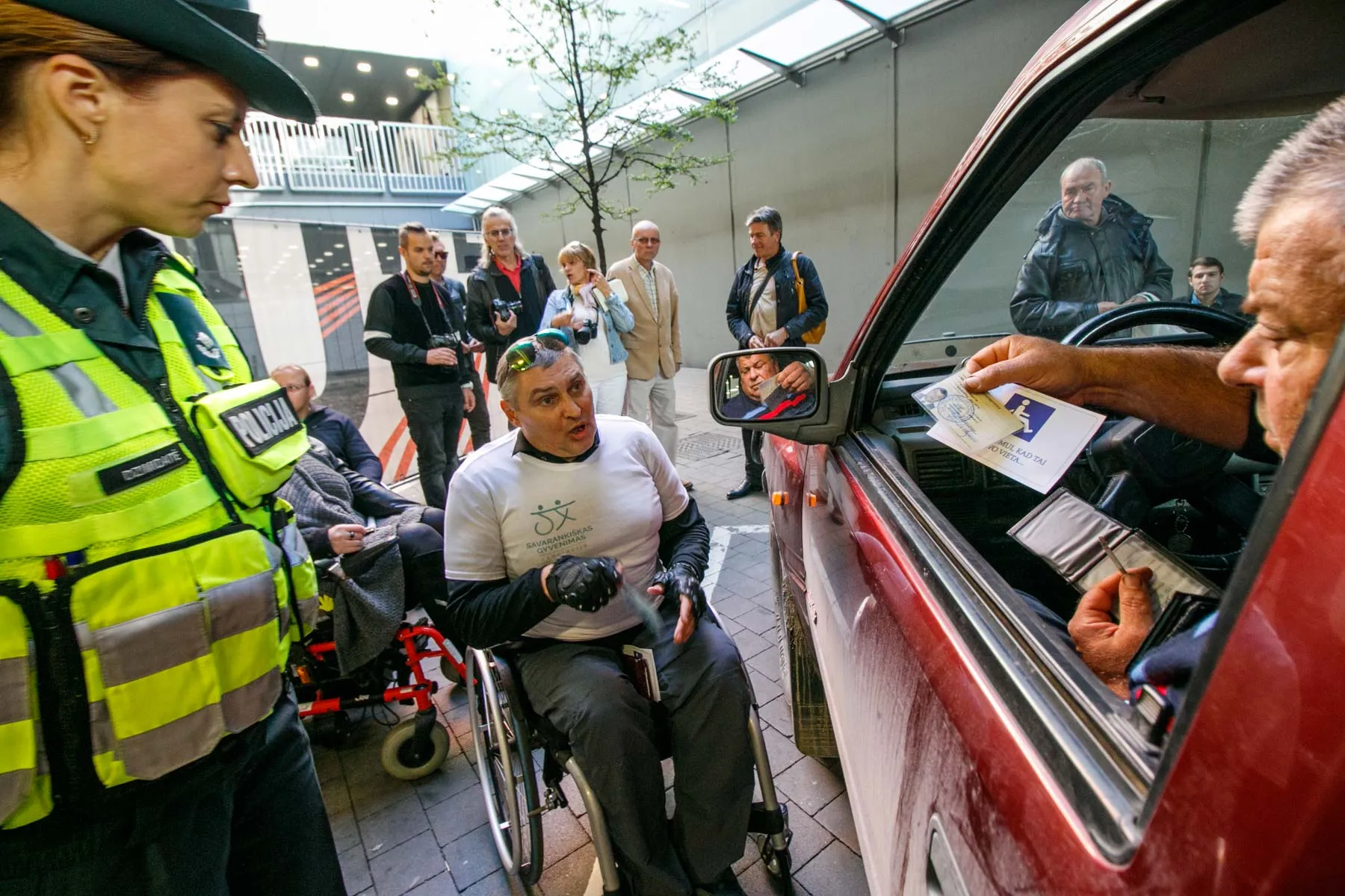 Policija tikrina automobilius neįgaliųjų vietose