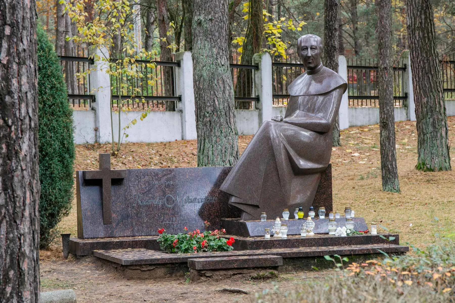 Žymių žmonių kapai Petrašiūnų kapinėse