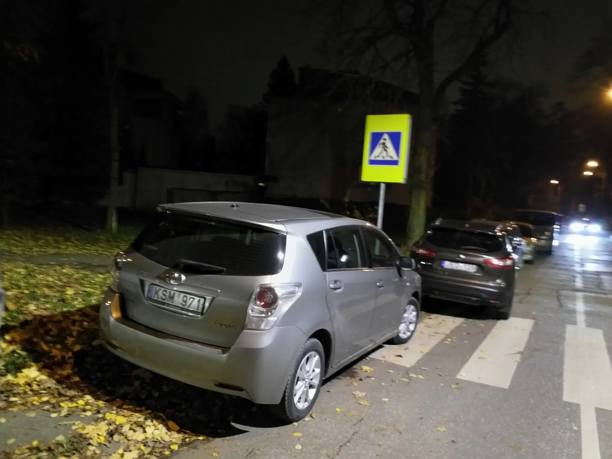 Automobilių antplūdis prie Kauno sporto halės