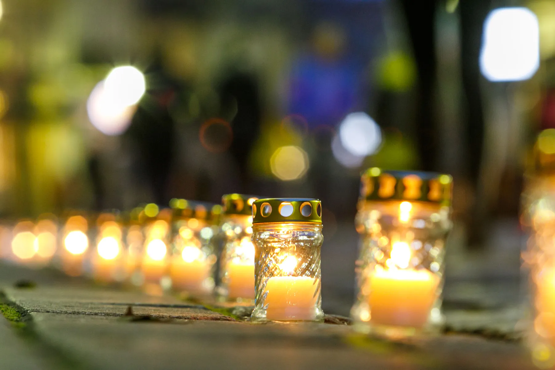 „Sielų upė“, žvakė, kapinės