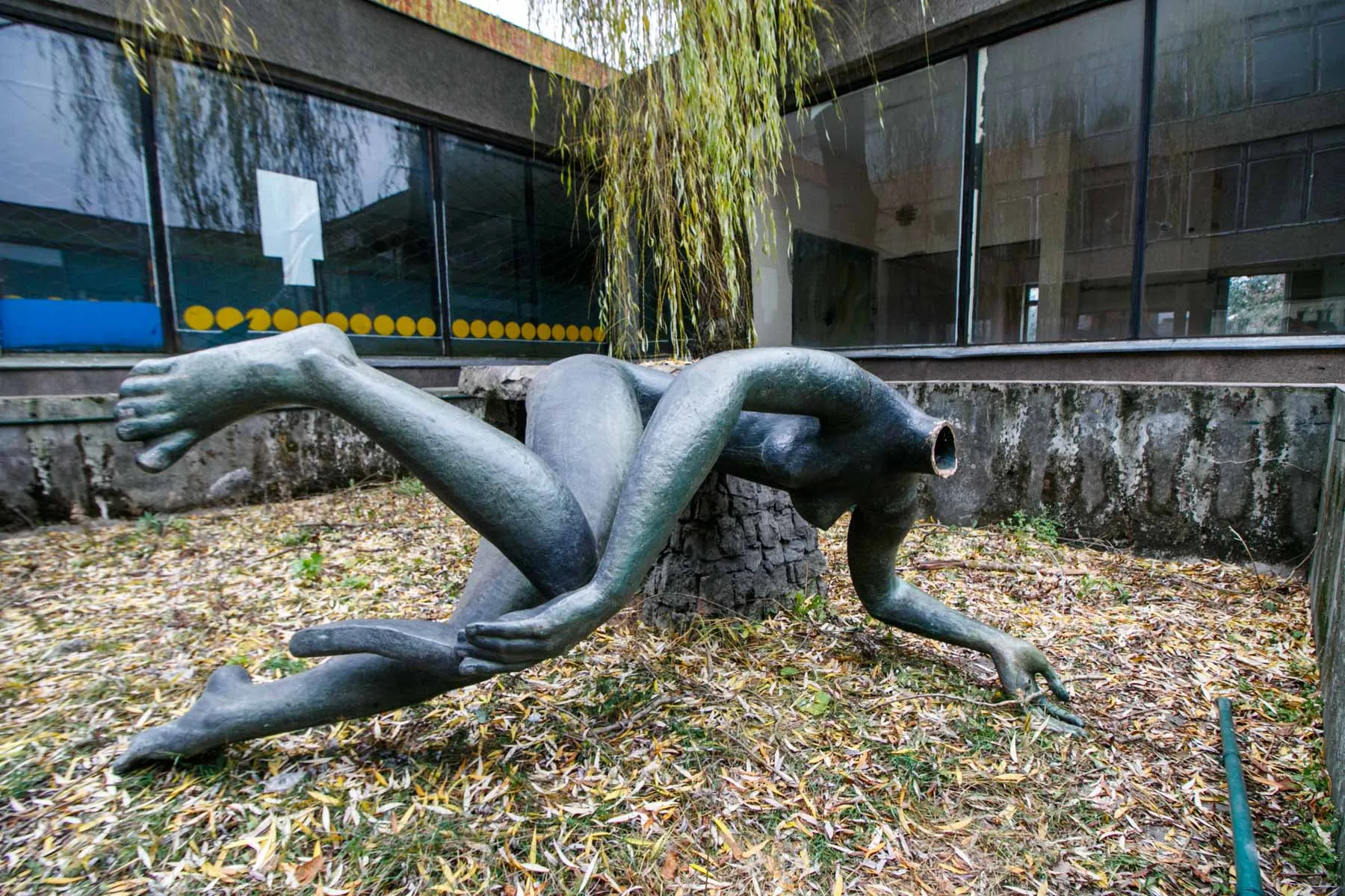 Vandalų nuniokota skulptūra