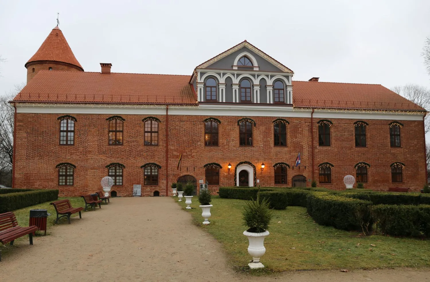 Raudondvario dvaro pilis jau pradeda alsuoti švenčių nuotaikomis